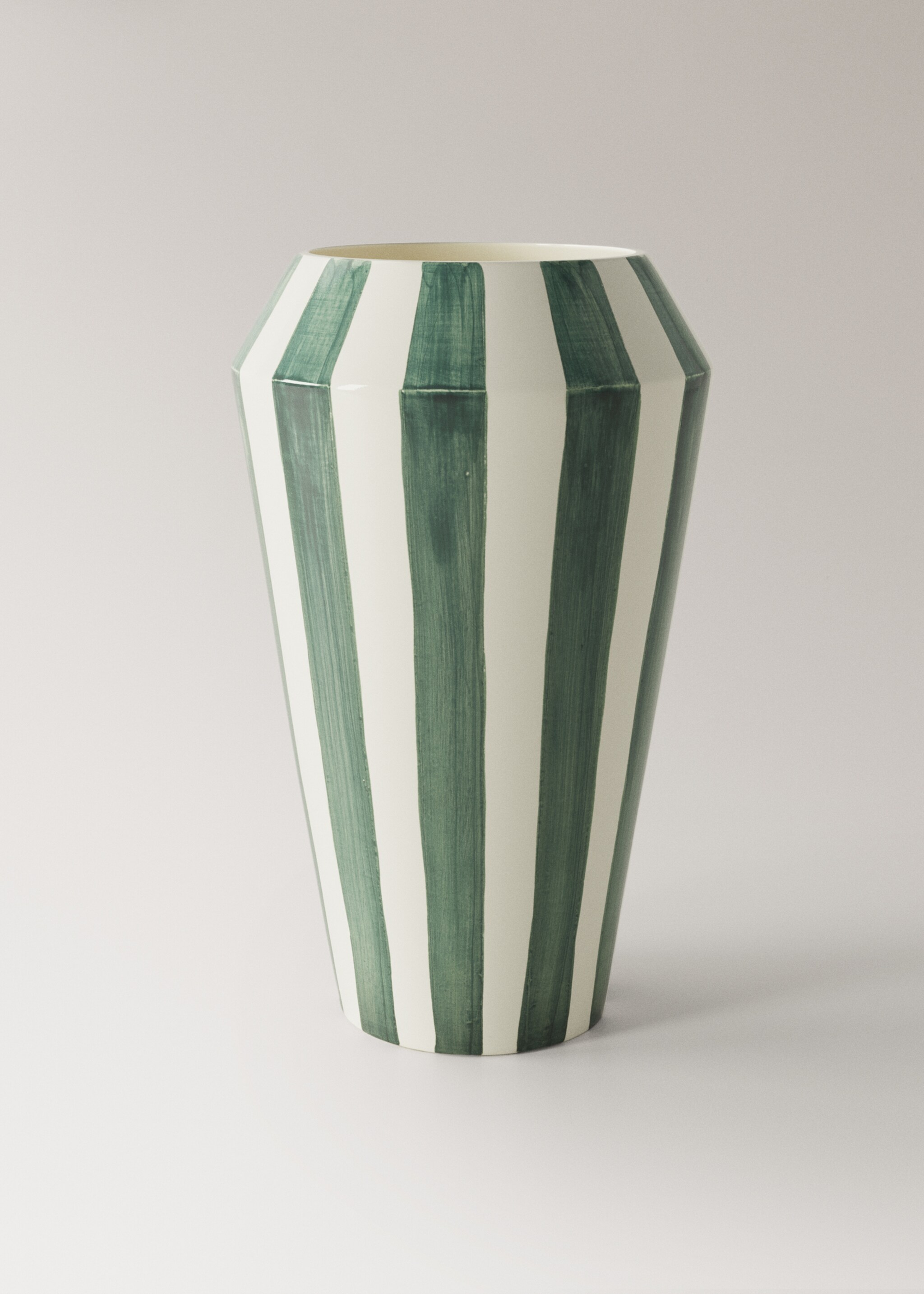 Large hand-painted striped vase - Article without model, Pastel Green. Ref: 27071537-00.