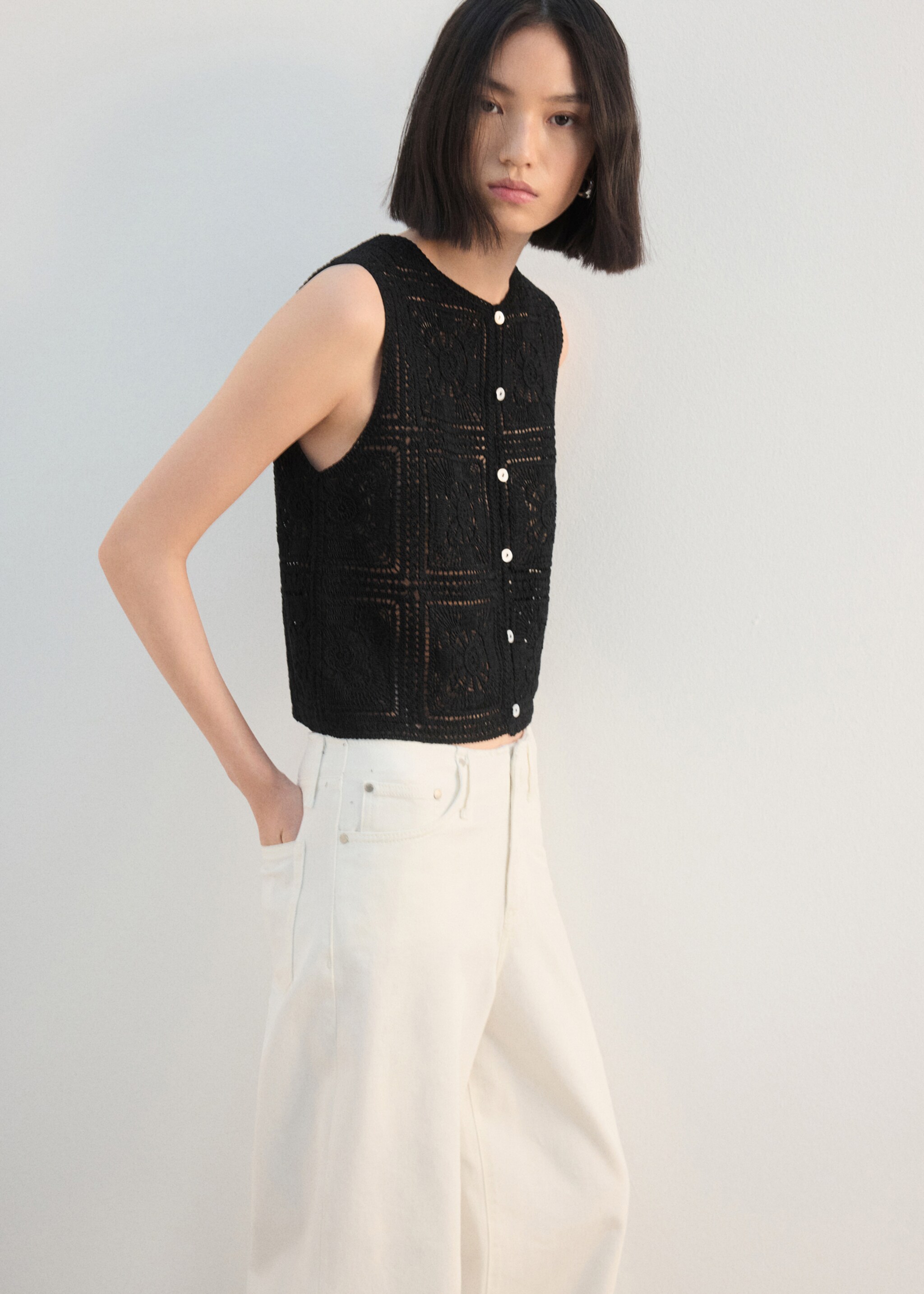 Crochet top with buttons - Medium plane, Black. Ref: 27072539-00.