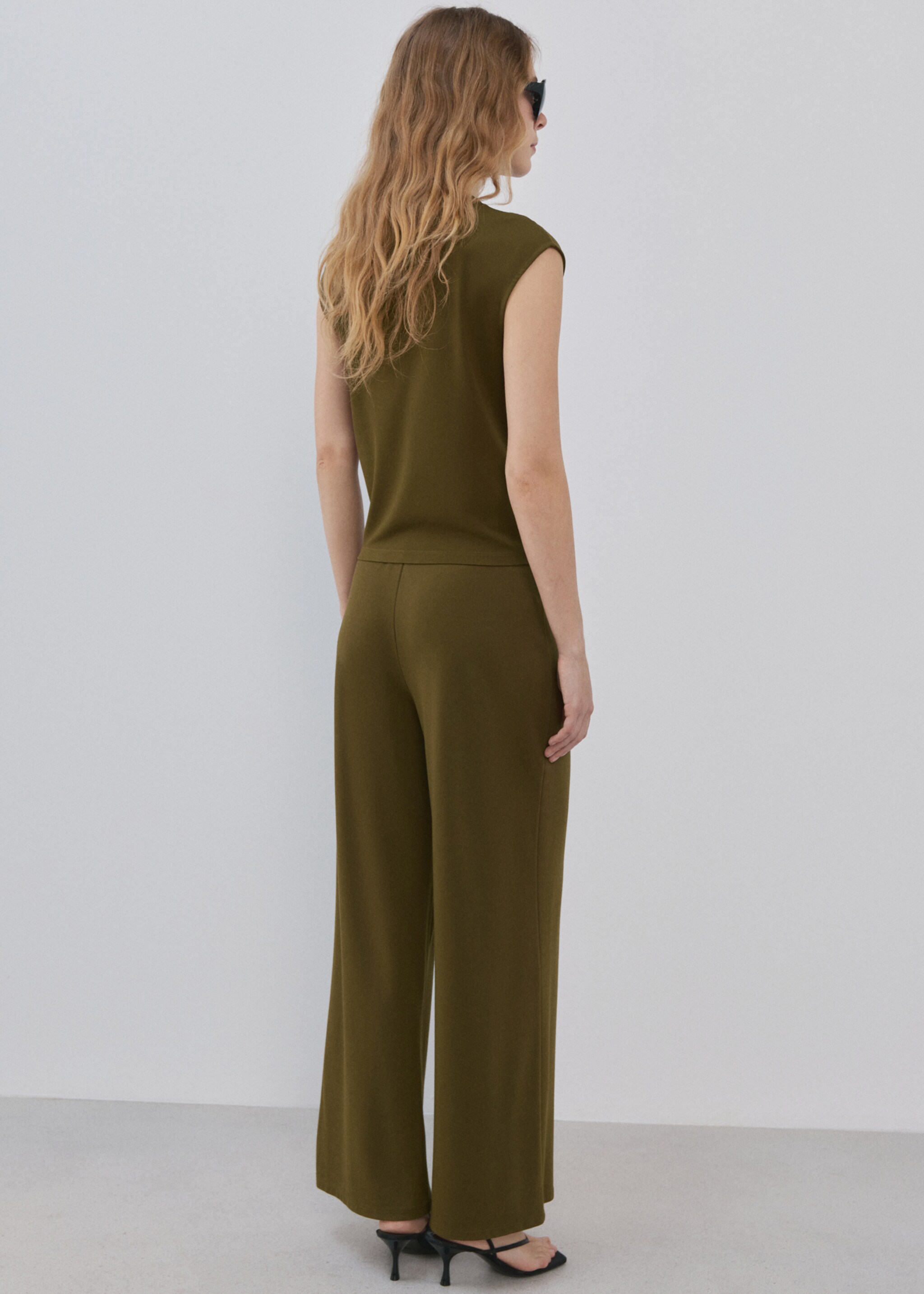 Straight-fit trousers with elastic waist - Reverse of the article, Khaki. Ref: 27072541-00.