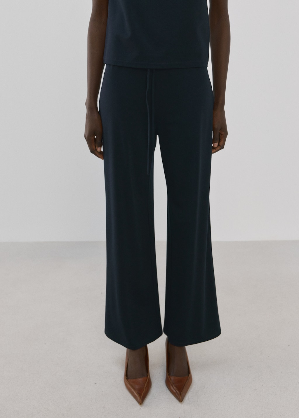 Straight-fit pants with elastic waist