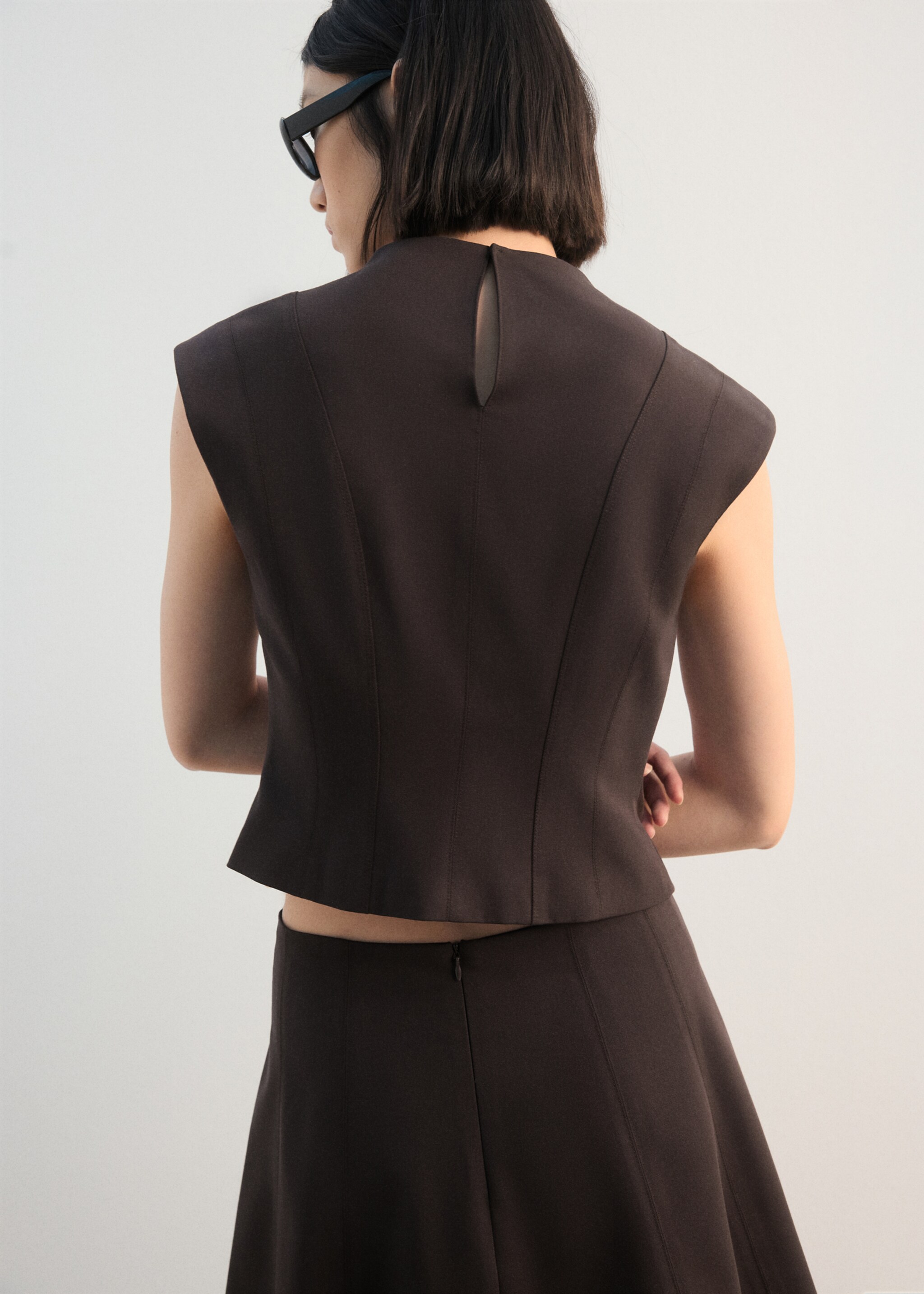 Top ajusté à larges bretelles - Verso de l’article, Chocolat. Ref: 27072543-00.