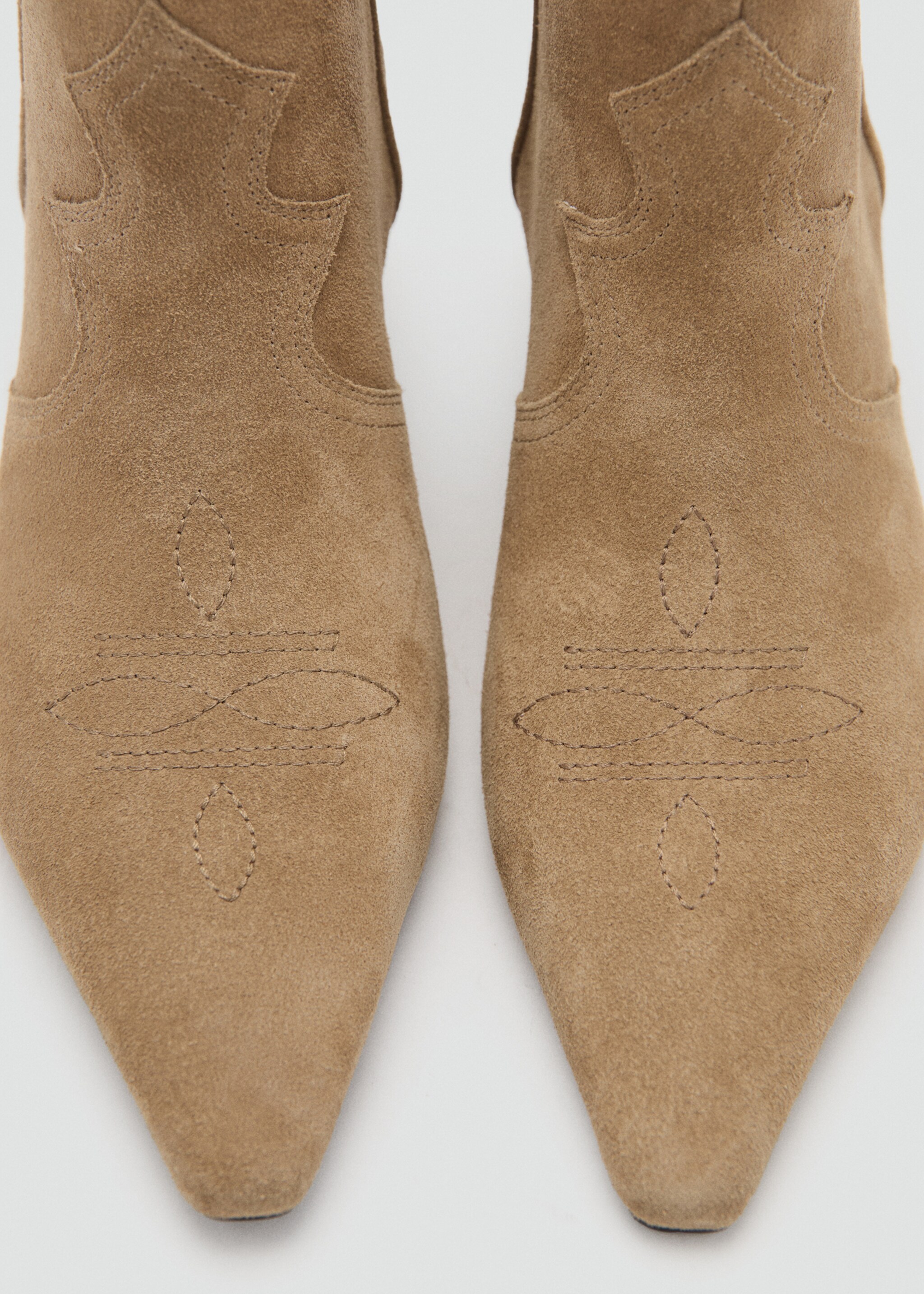Suede ankle boot with kitten heel - Details of the article 2, Sand. Ref: 27072547-00.
