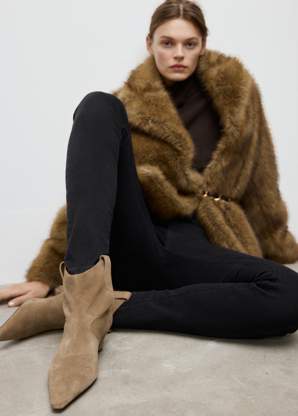 Suede ankle boot with kitten heel