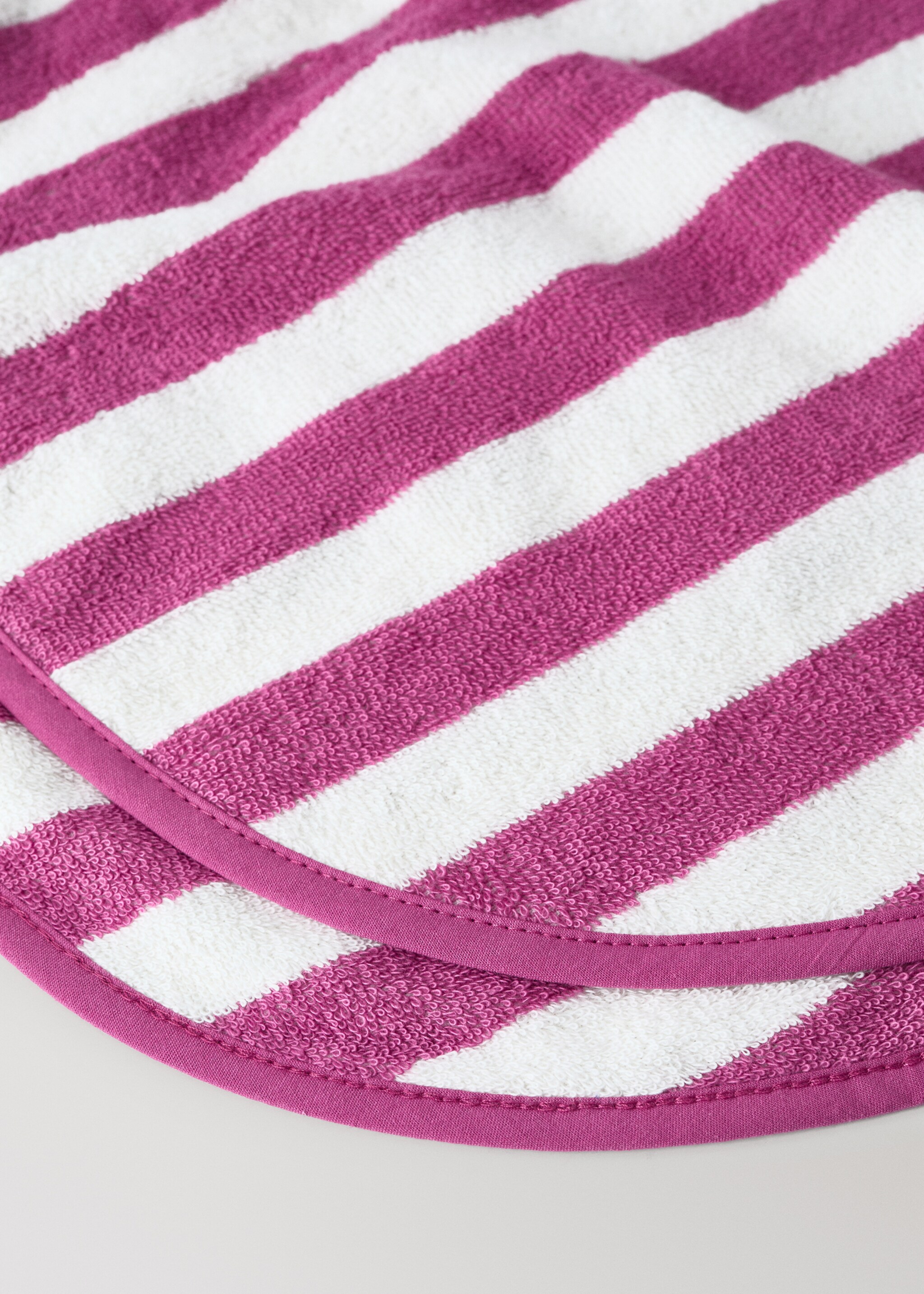 Striped poncho towel - Details of the article 2, Fuchsia. Ref: 27072554-00.