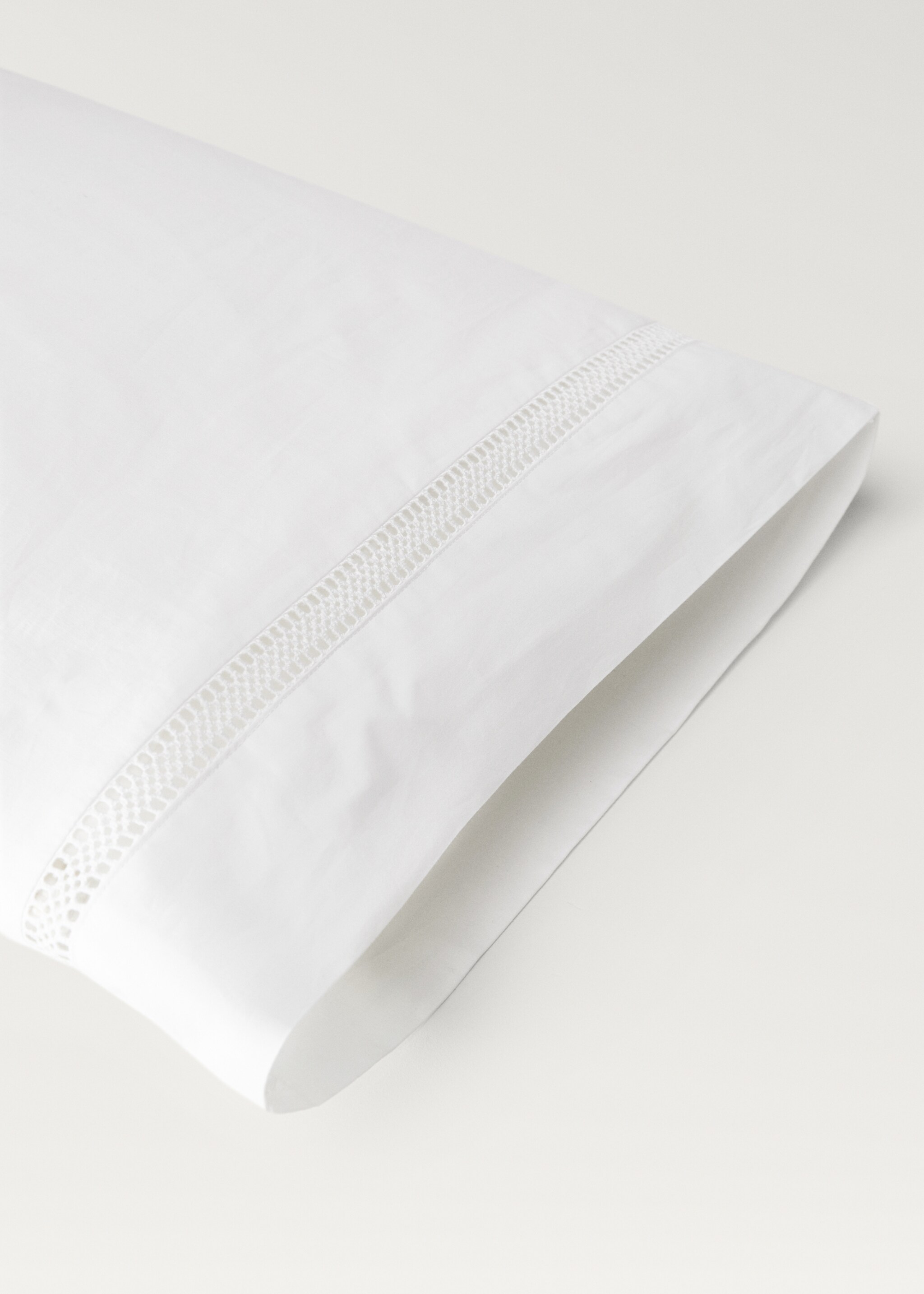 Cotton percale pillowcase with lace insert 45x110 cm - Details of the article 2, White. Ref: 27072893-00.