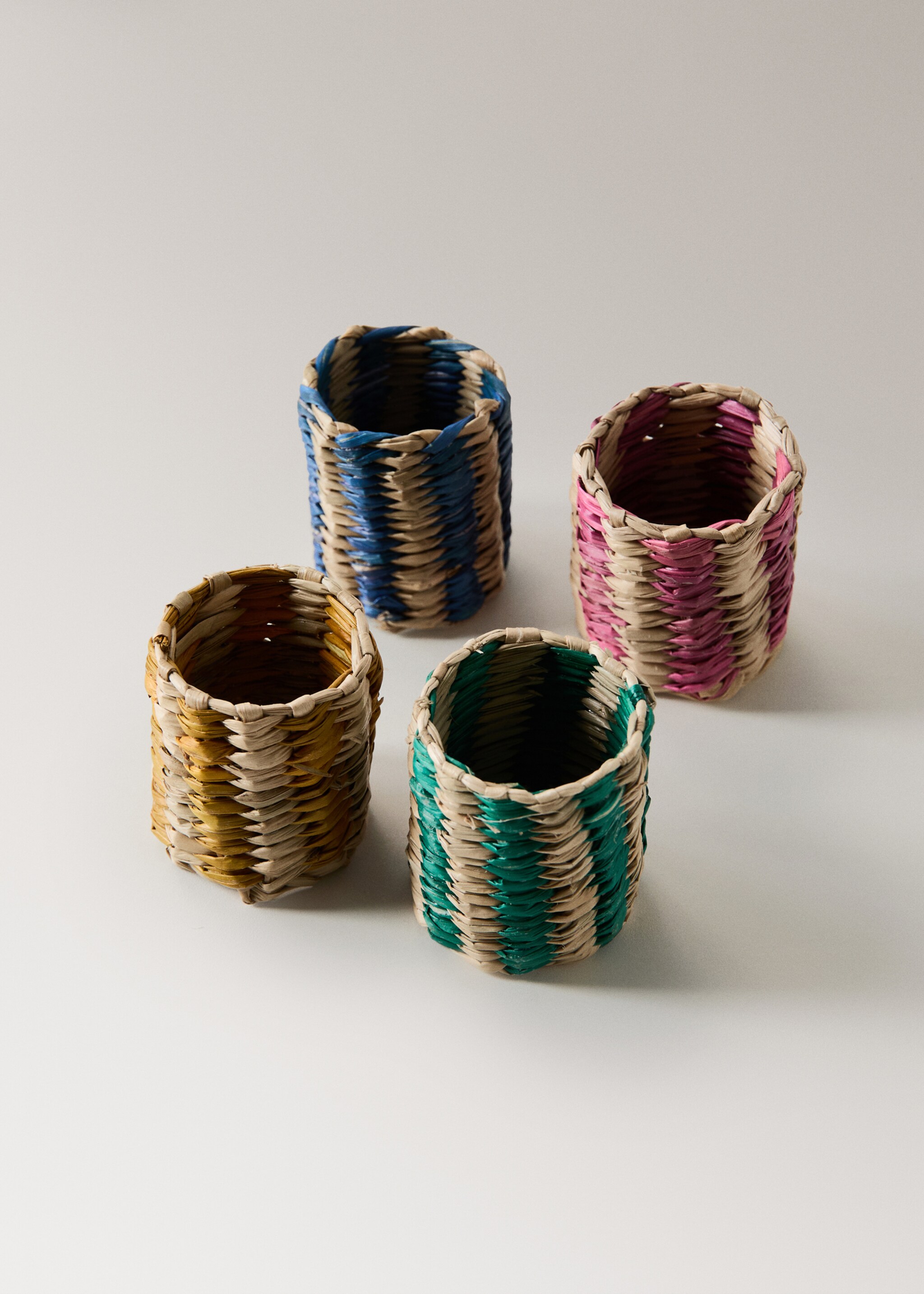 Colorful seagrass napkin ring set - Details of the article 3, Fuchsia. Ref: 27072921-00.