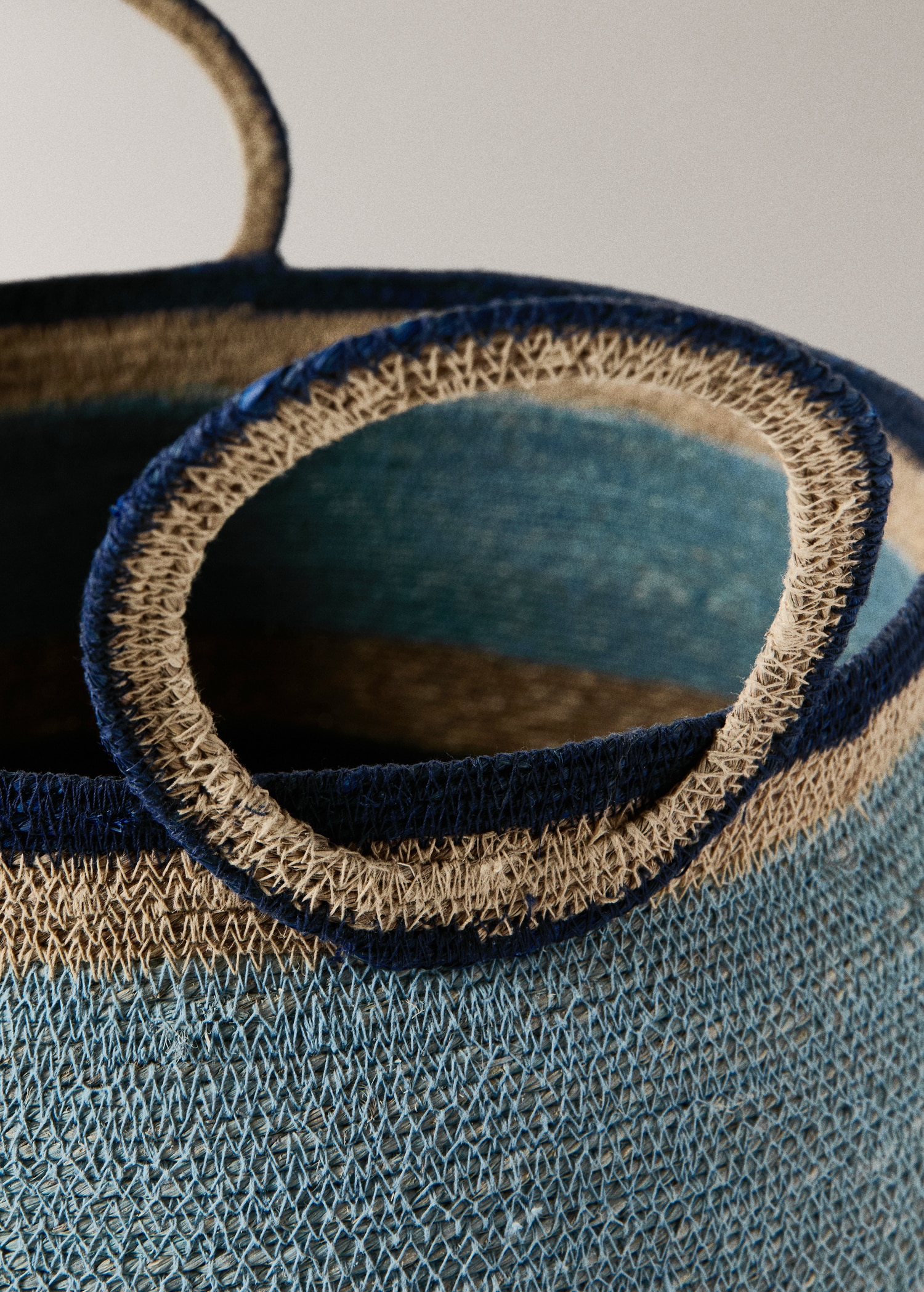 Μεγάλο στρογγυλό καλάθι με ρίγες και λαβές - Λεπτομέρεια του προϊόντος 1