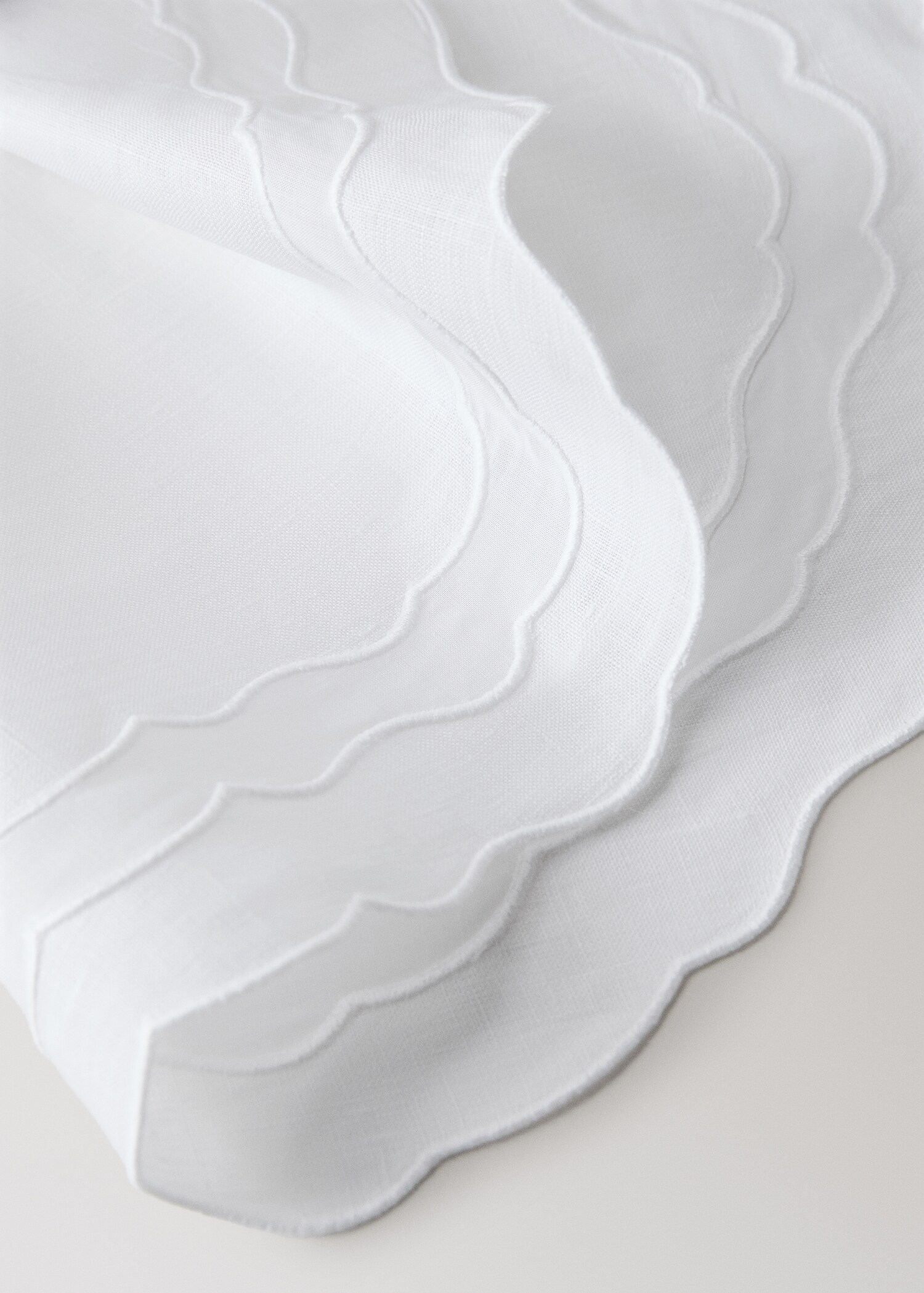 Embroidered cotton-linen placemat - Details of the article 2