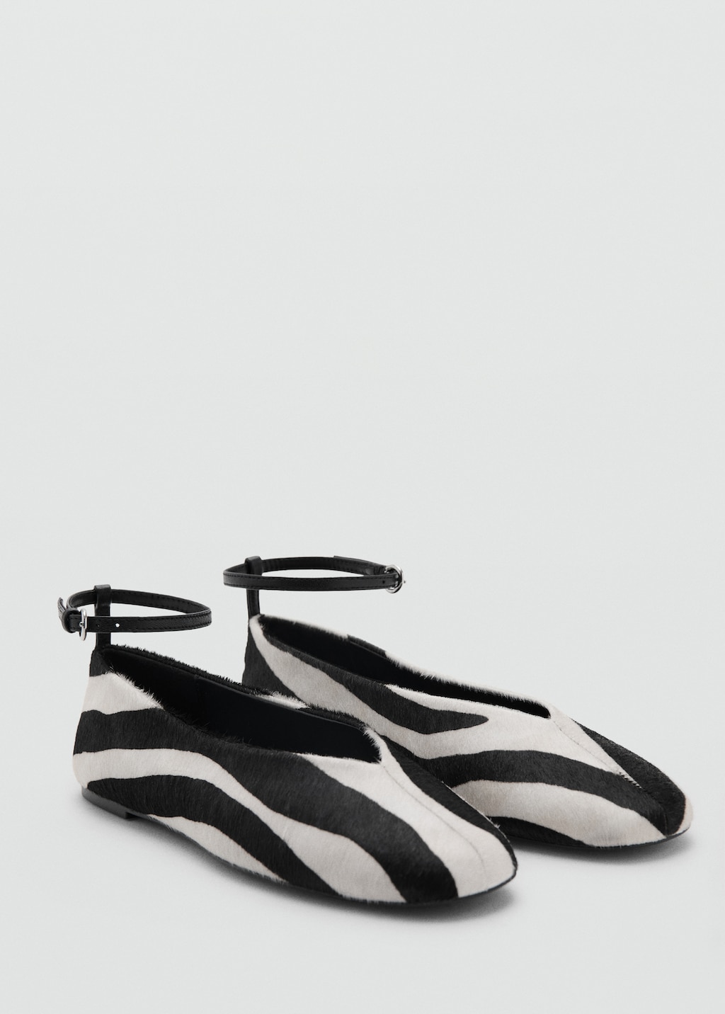 Leather shoe with fur and bracelet strap - image 3