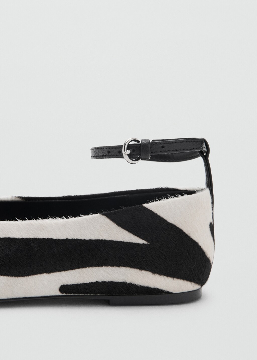 Leather shoe with fur and bracelet strap - image 4