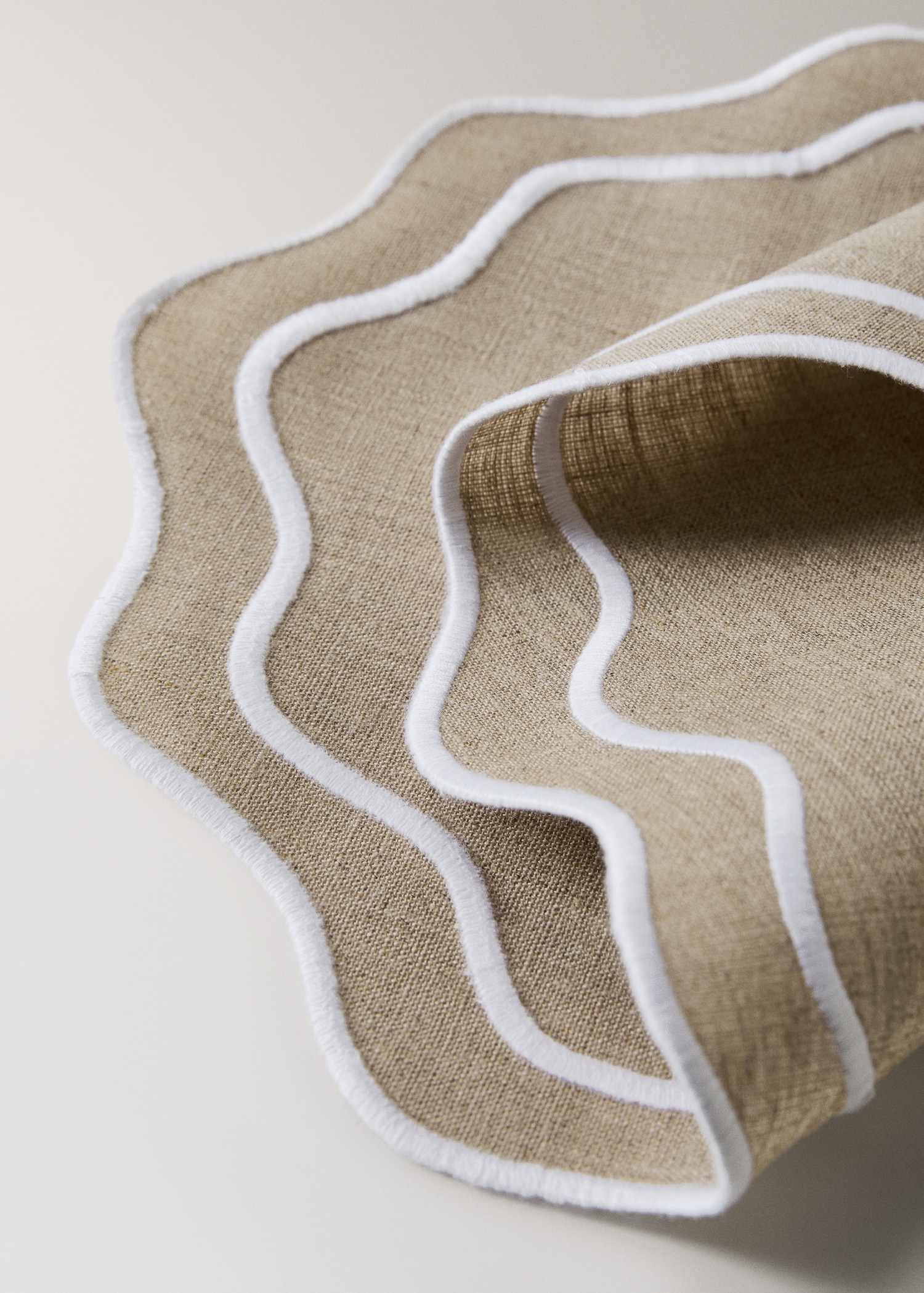 Set de table en lin enduit avec ondulations - Home | MANGO France ...