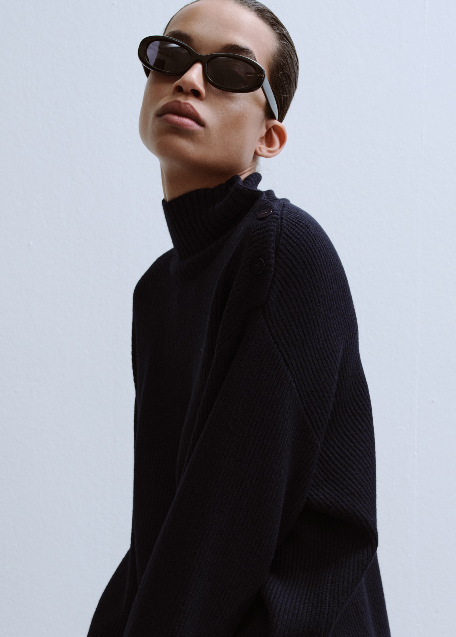 Perkins-neck sweater with button - Details of the article 1