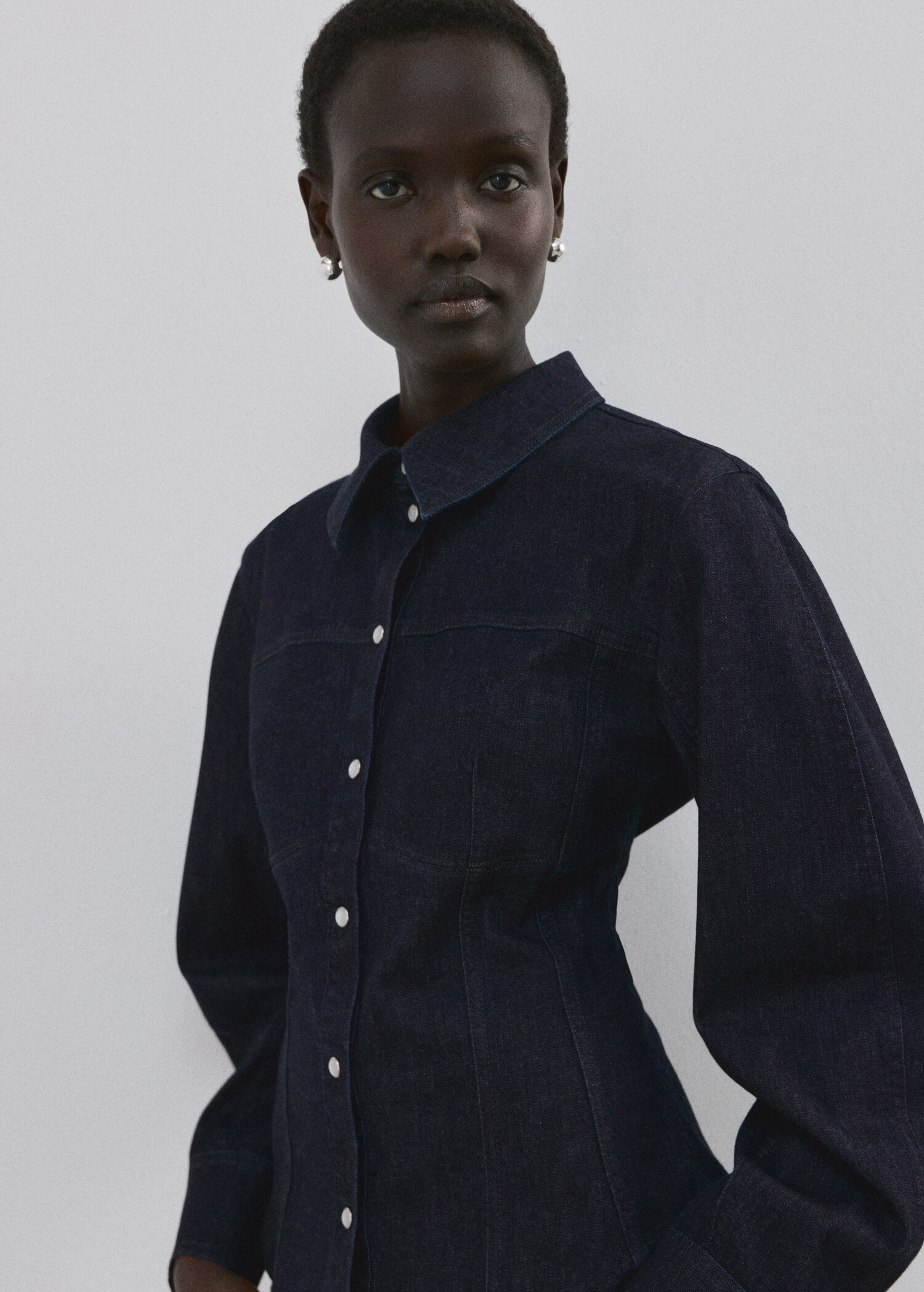 Camisa de ganga com costuras - Plano médio