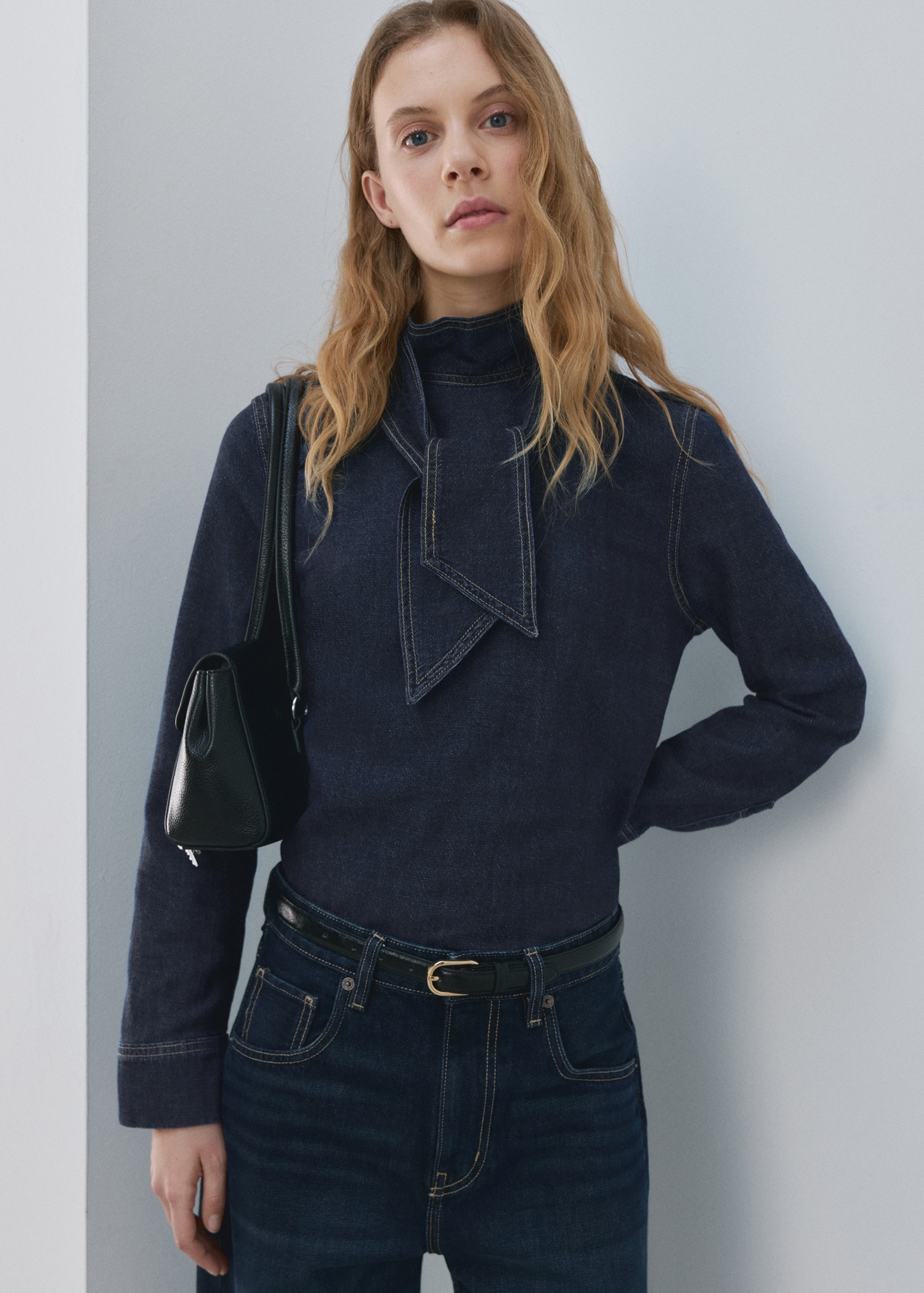 Camisa denim cierre lazo - Plano medio