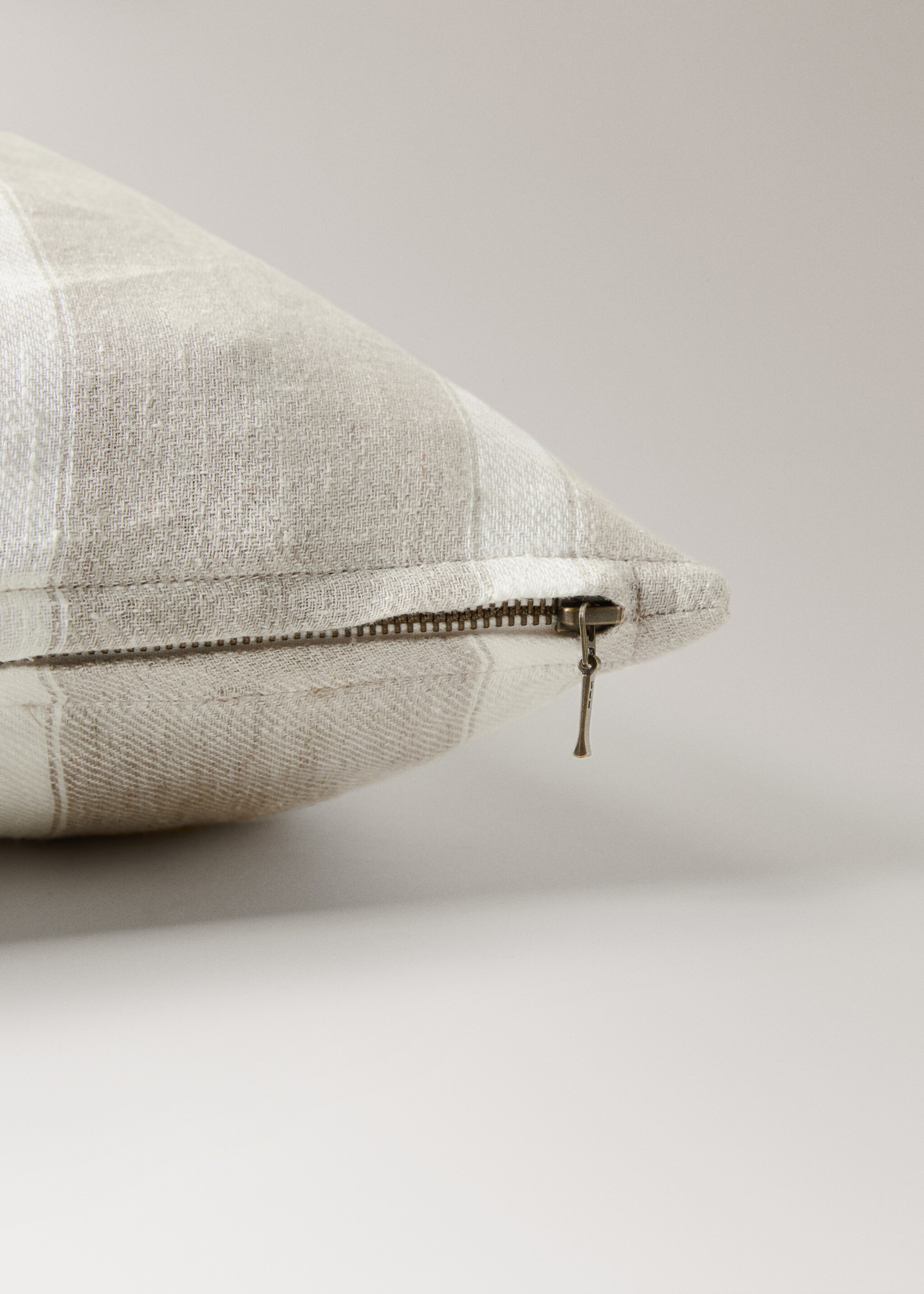 Kissenbezug aus Leinen mit Streifen und Reißverschlussdetail, 50 x 50 cm - Detail des Artikels 2, Sandfarben. Ref: 27073304-00.