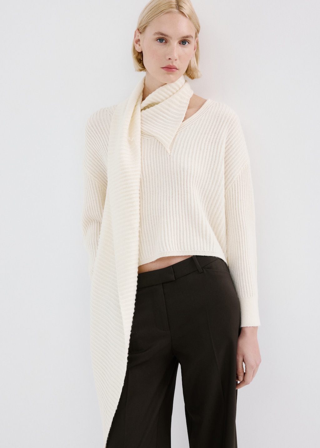 Wide leg mid-rise pleated trousers - image 4