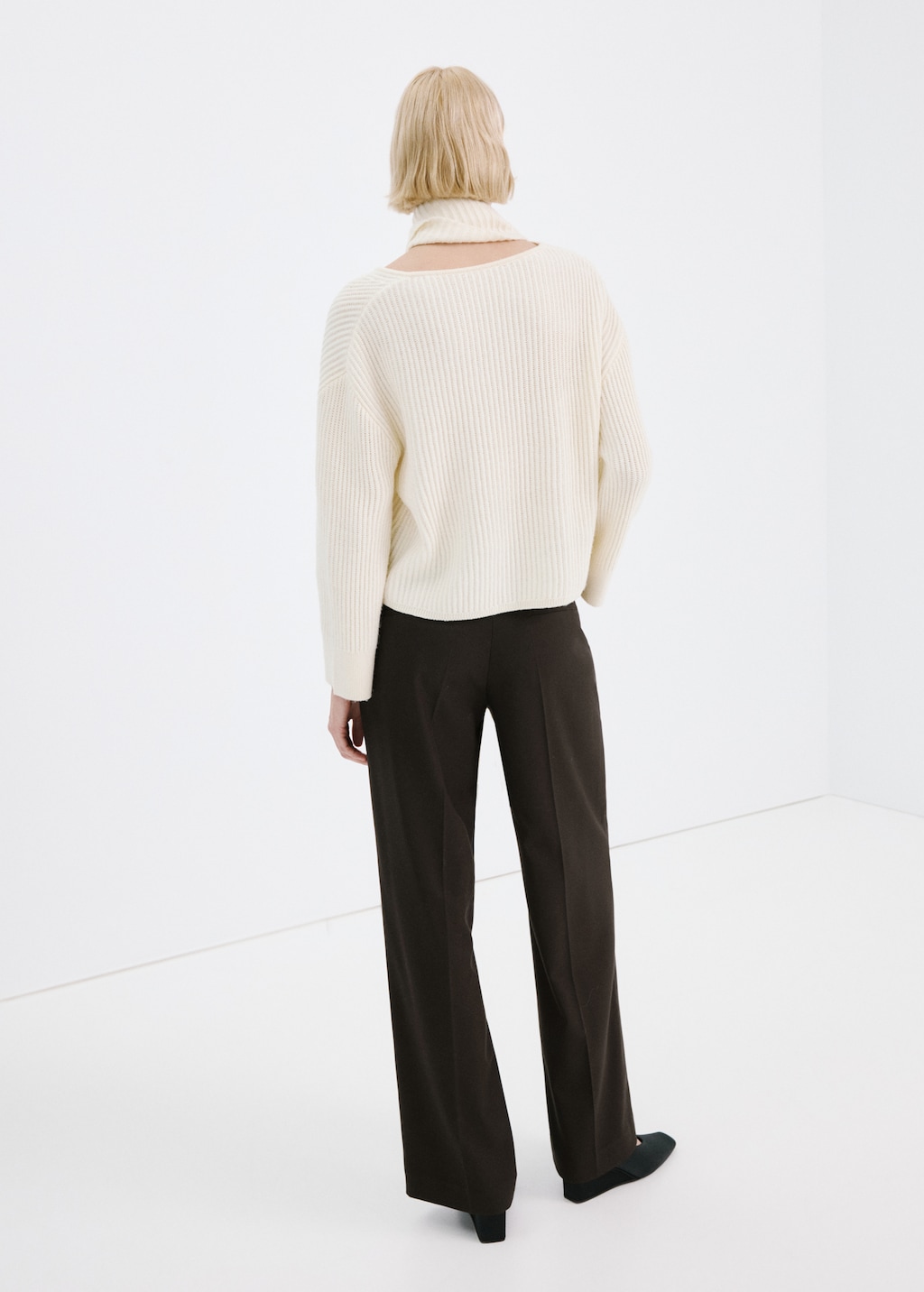 Wide leg mid-rise pleated trousers - image 3