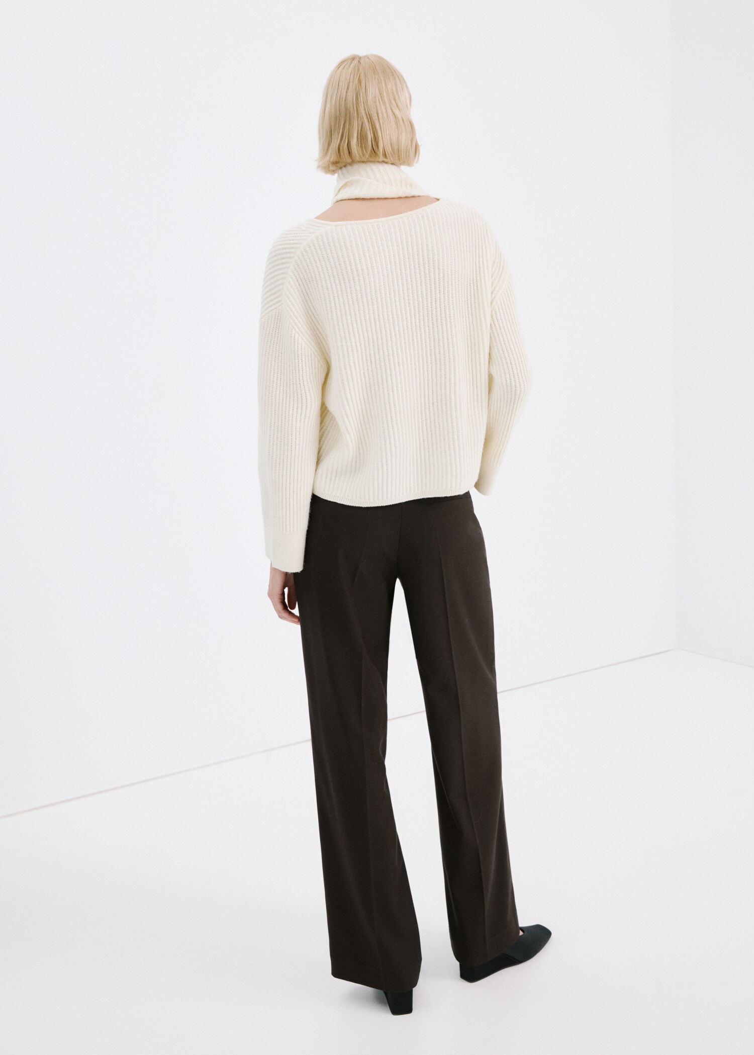 Wide-Leg-Hose mit mittlerer Bundhöhe und Bundfalten - Rückseite des Artikels