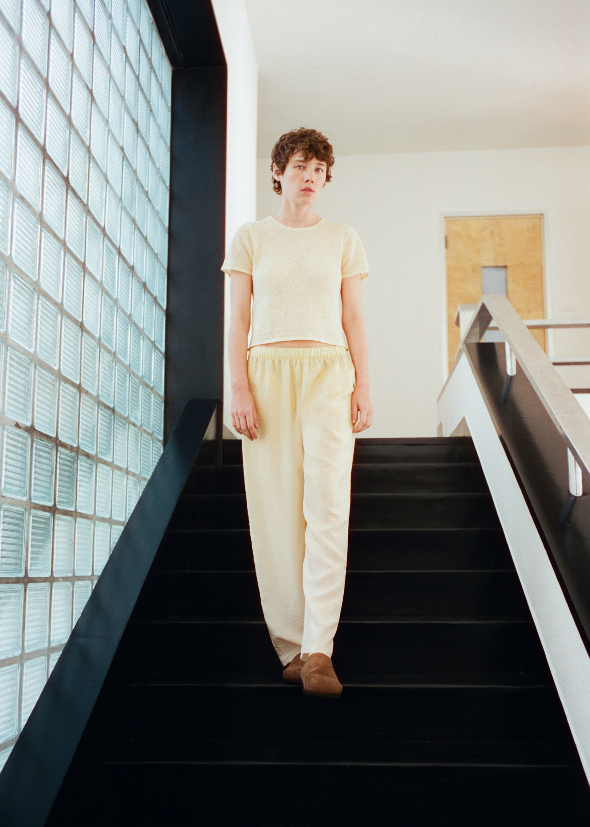 Pastel linen blend short-sleeve T-shirt - Details of the article 6, Pastel Yellow. Ref: 27073314-00.