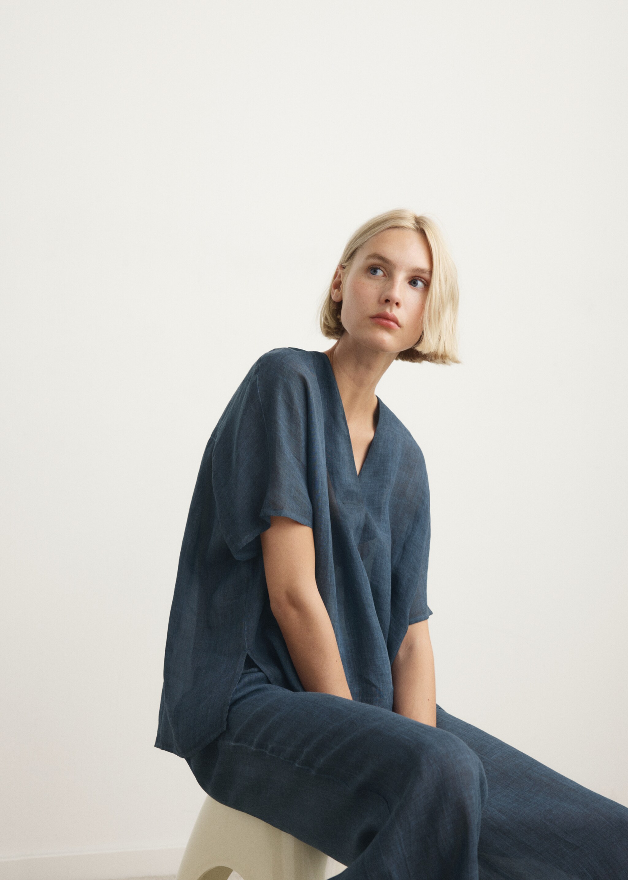 100% ramie kaftan with an overdyed effect - Details of the article 2, Ink Blue. Ref: 27073320-00.