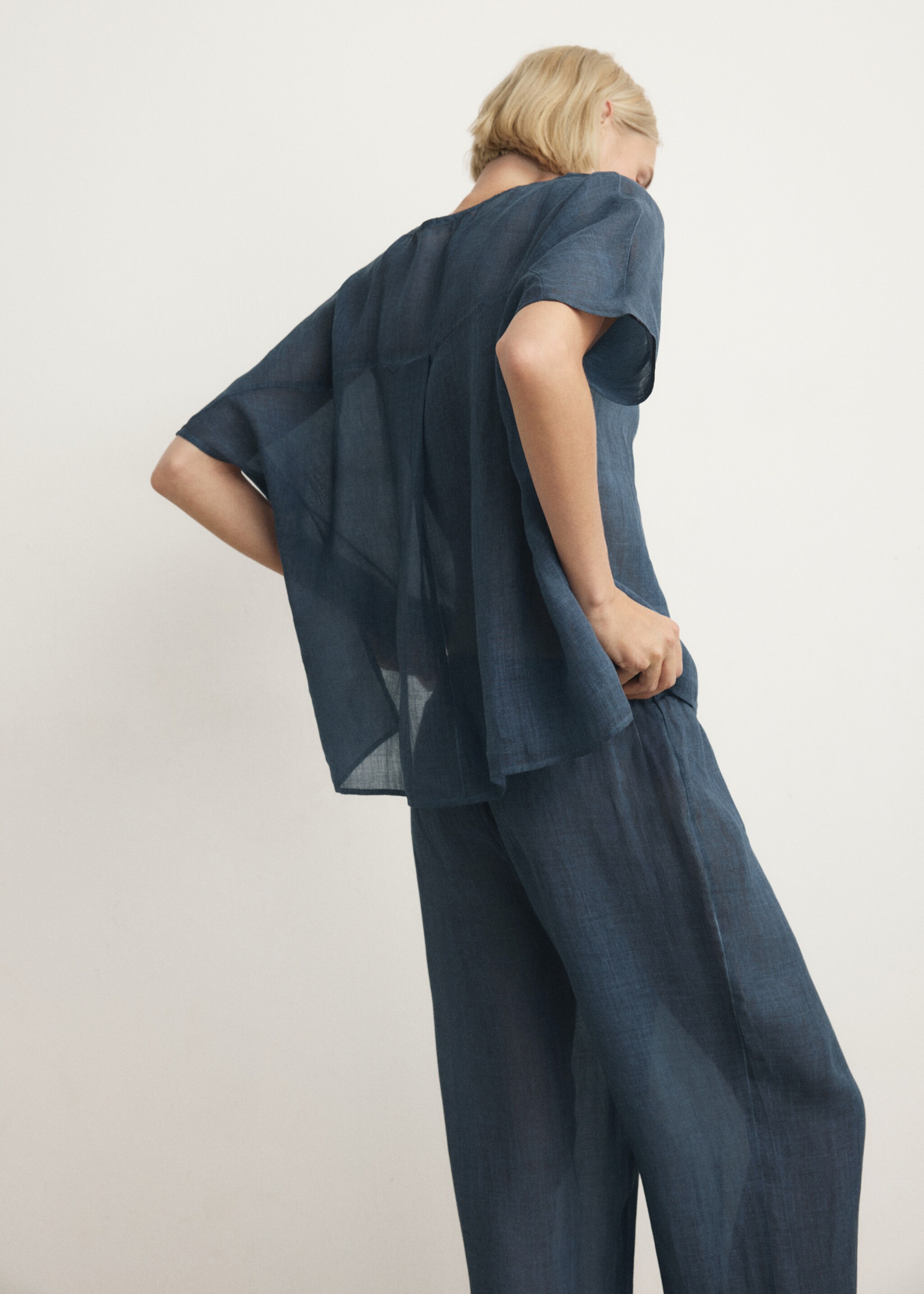 100% ramie kaftan with an overdyed effect - Reverse of the article, Ink Blue. Ref: 27073320-00.
