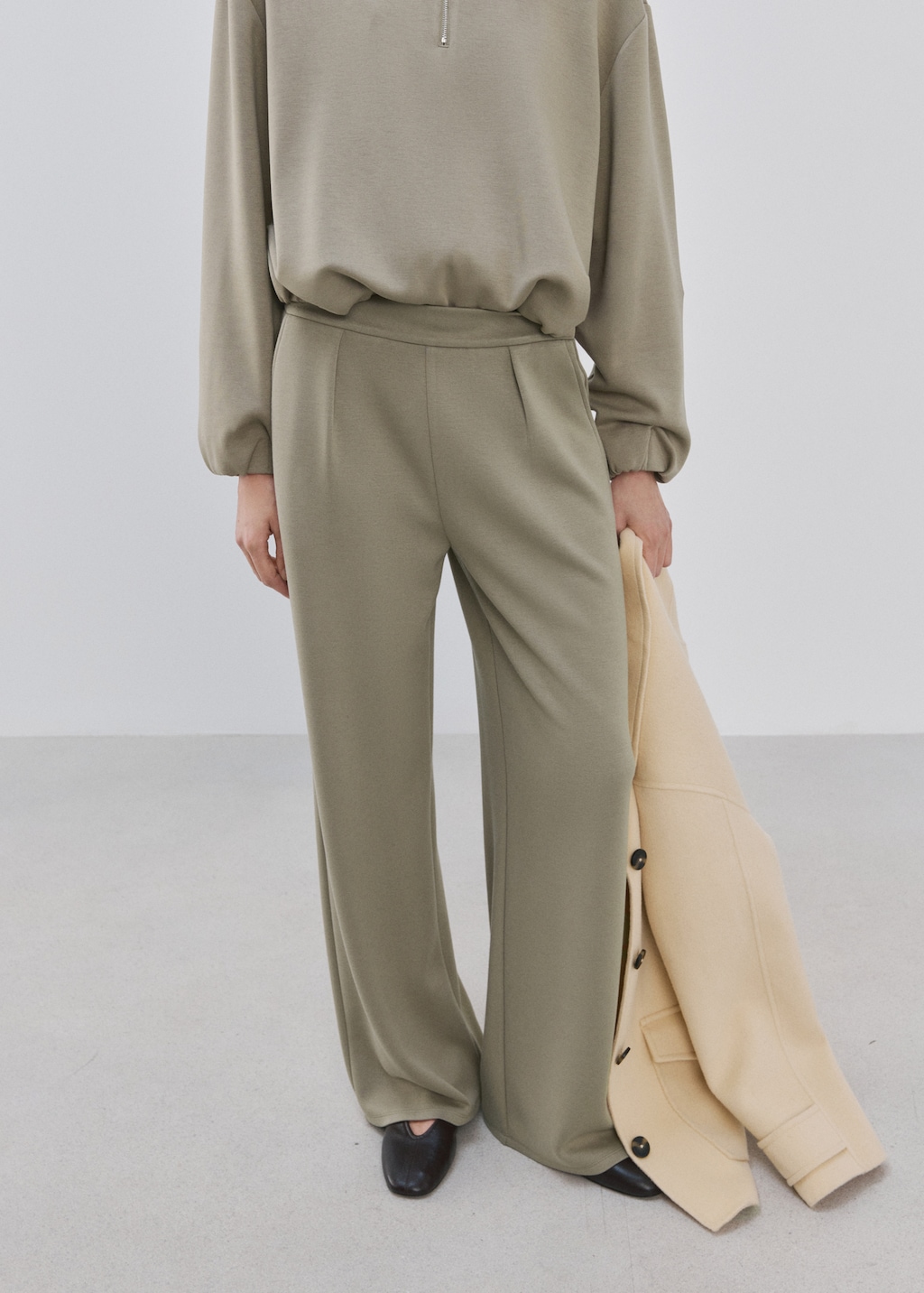 Straight-fit pants with elastic waist