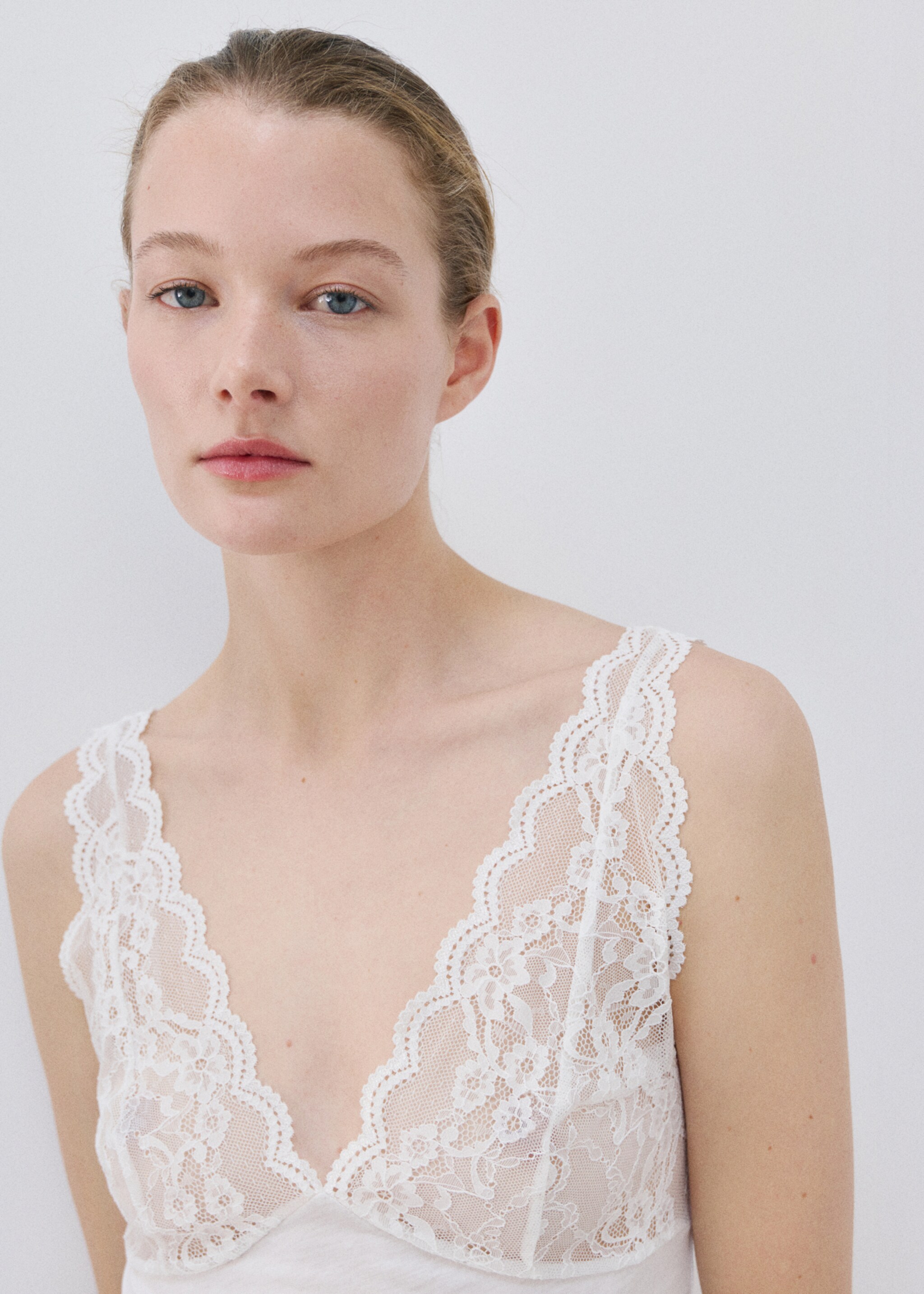 Lace backless top - Details of the article 1, White. Ref: 27073332-00.