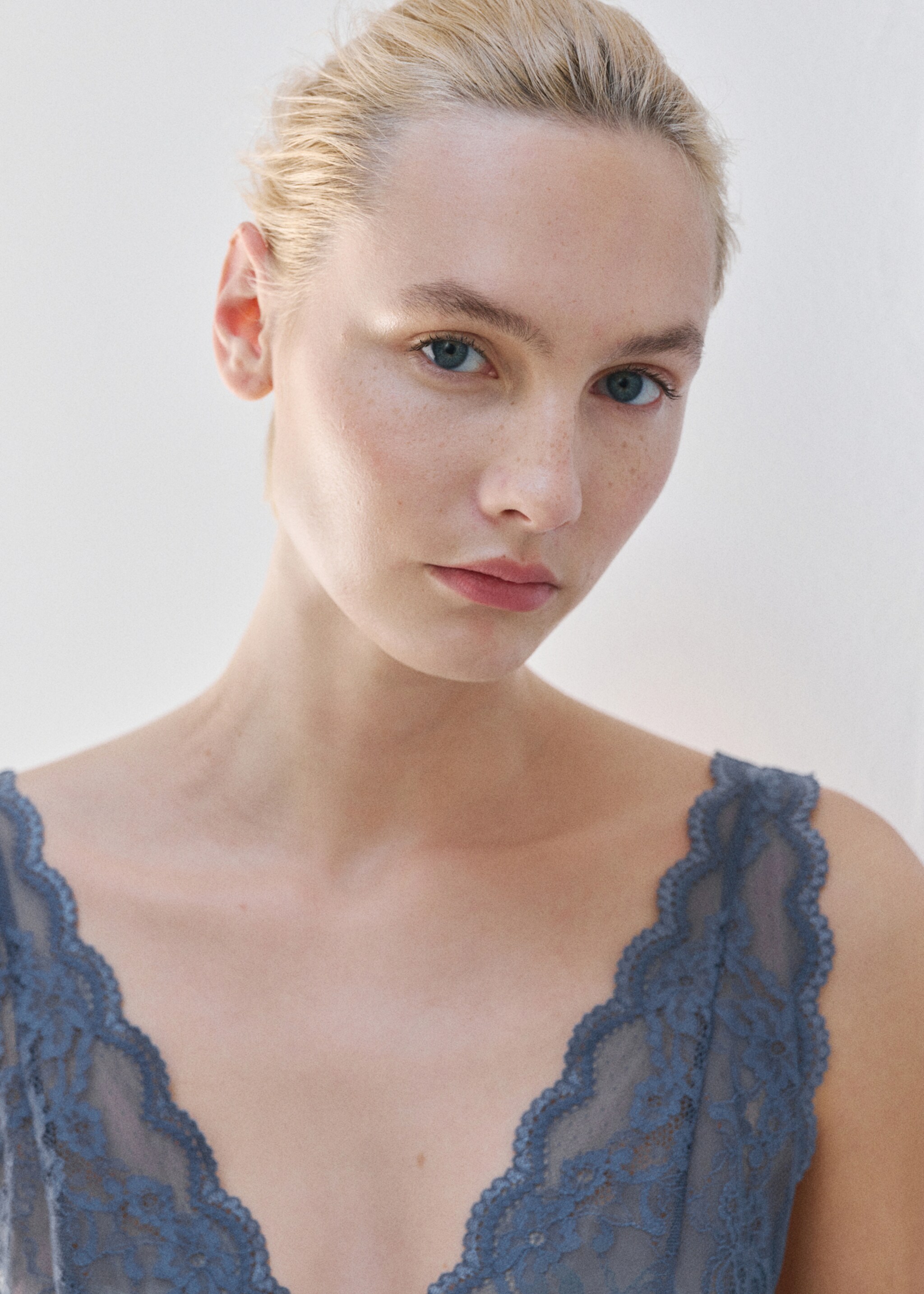 Lace backless top - Details of the article 1, Blue. Ref: 27073332-00.