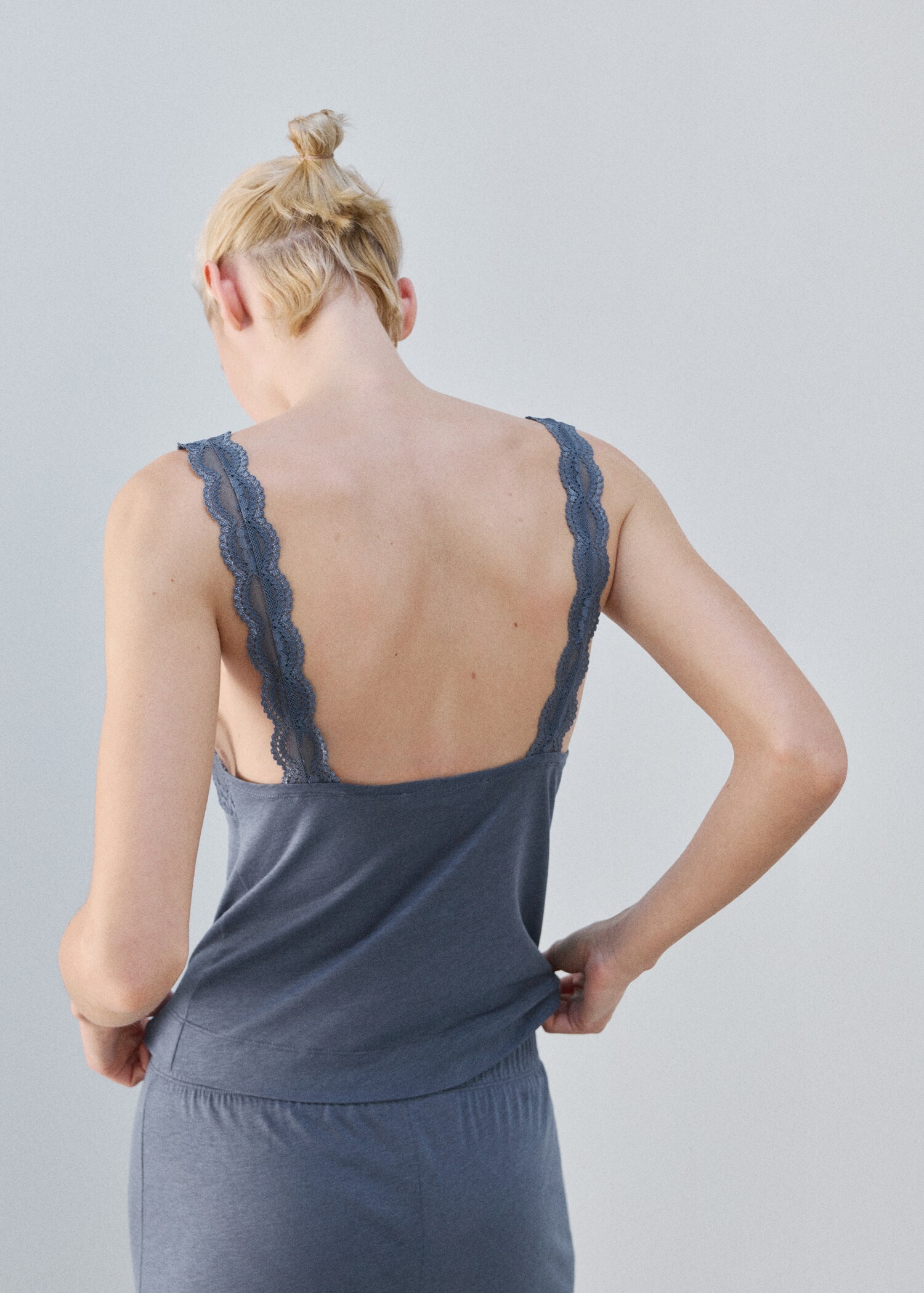 Lace backless top - Reverse of the article