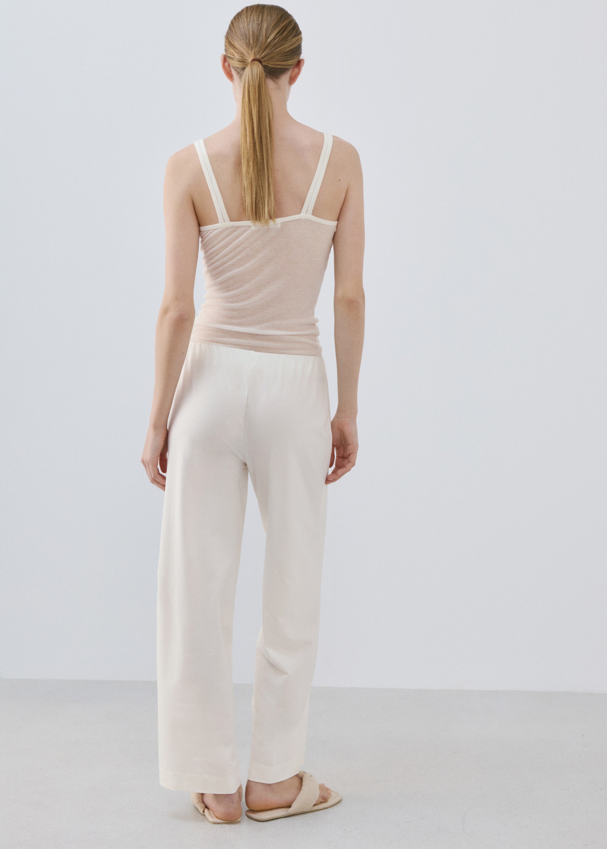 Light cotton trousers - Reverse of the article, Ivory White. Ref: 27073336-00.