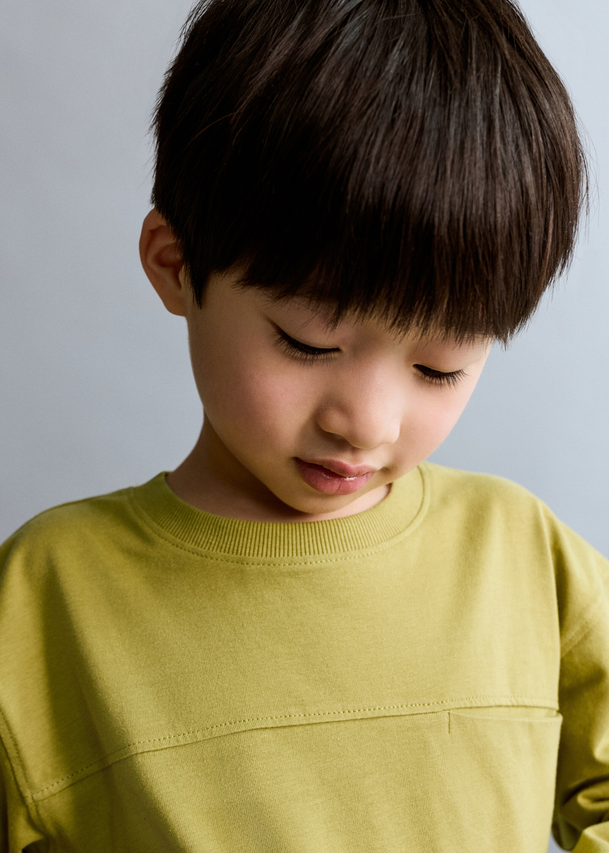 Cotton T-shirt with pocket detail - Details of the article 1, Lime. Ref: 27073723-00.