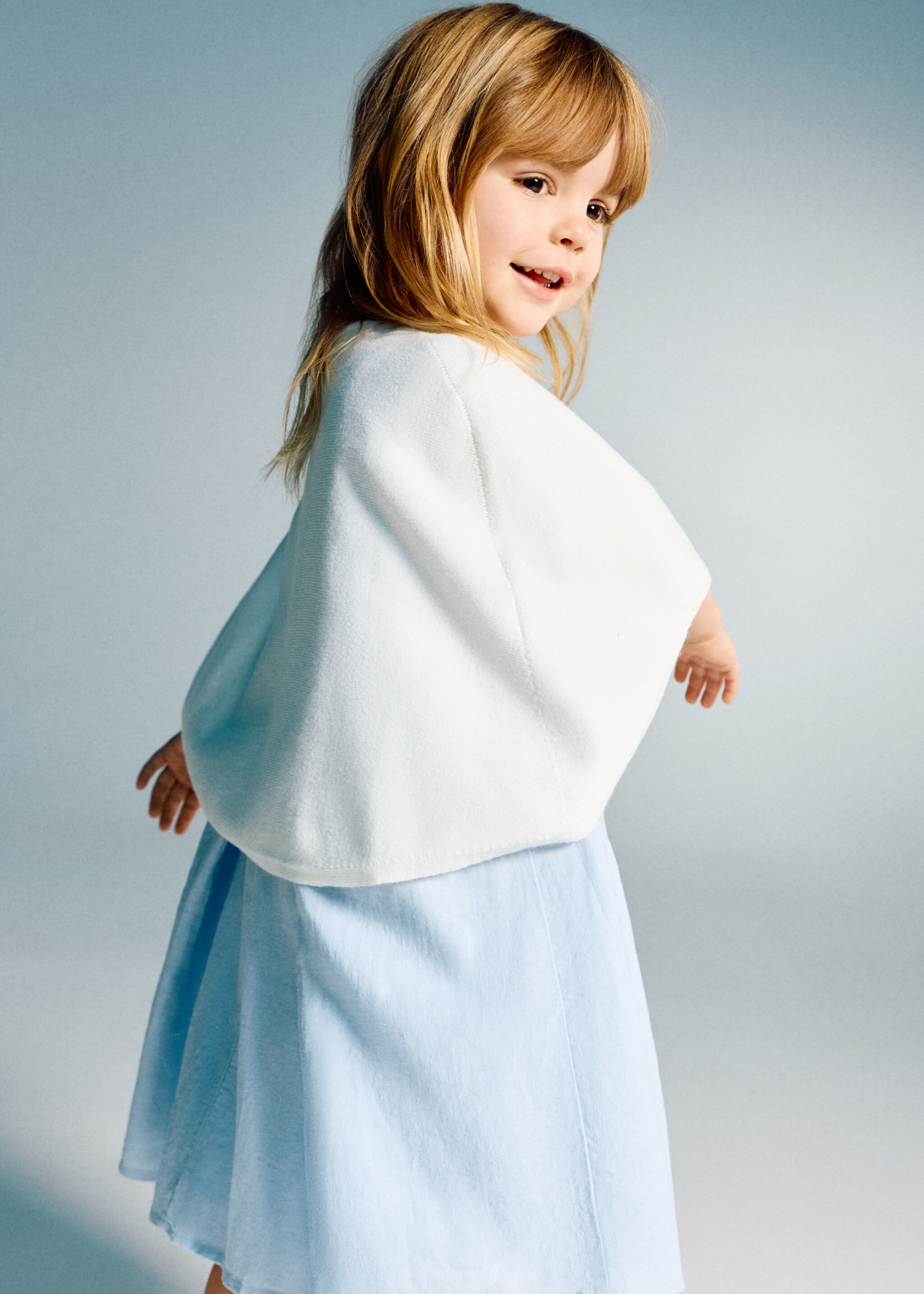 Knitted cape with lace details - Medium plane, Off White. Ref: 27073738-00.