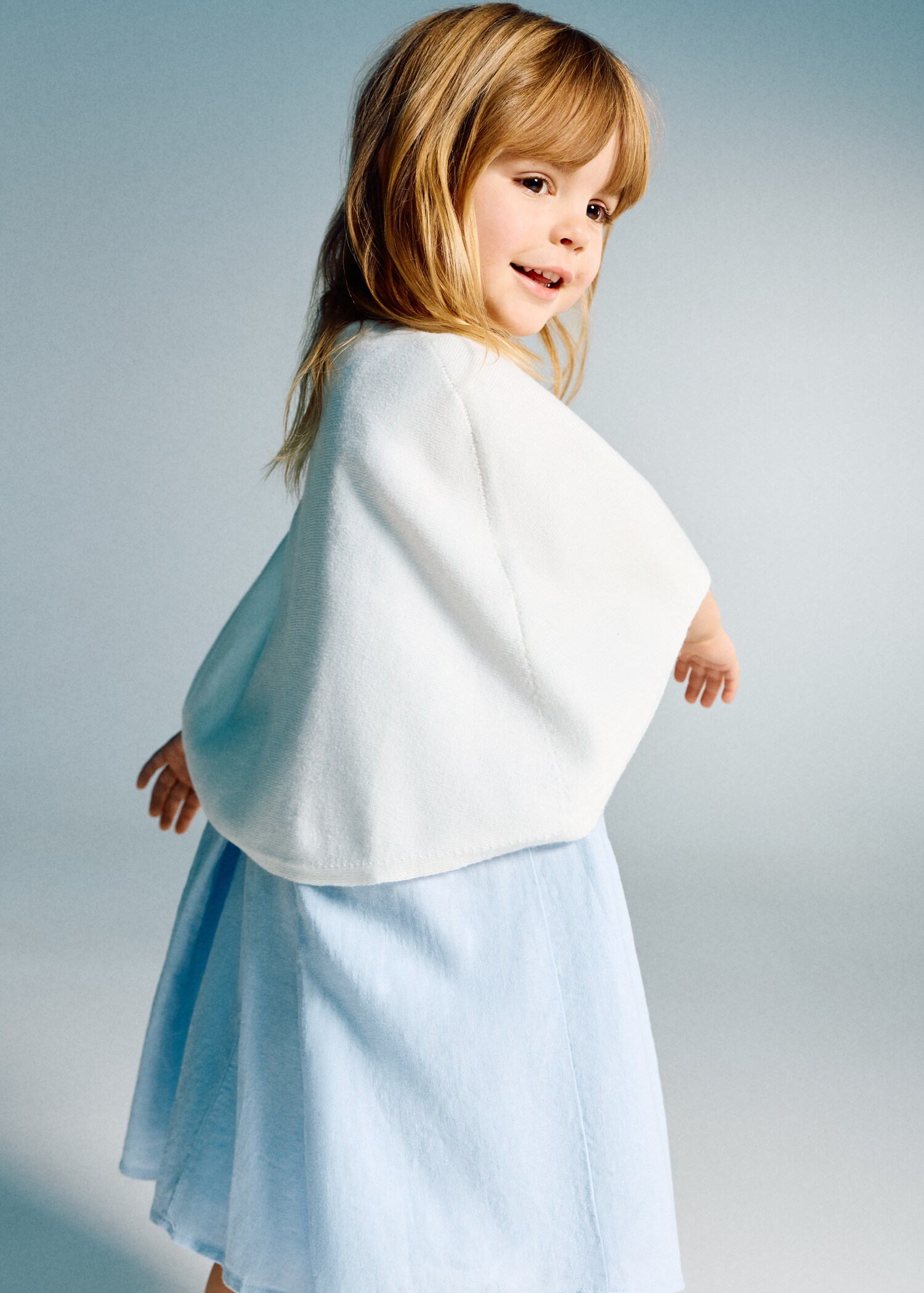 Knitted cape with lace details - Medium plane