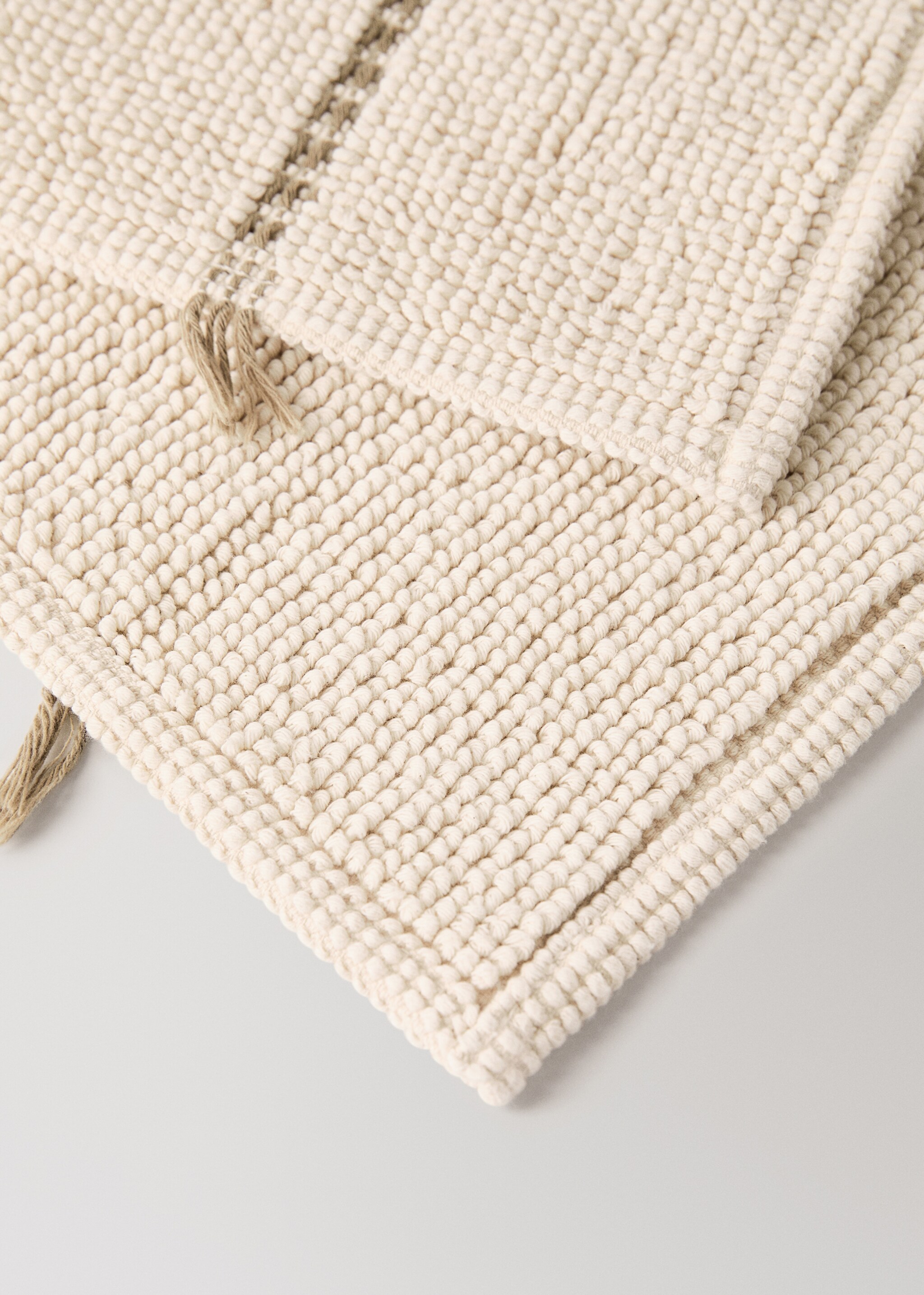 Striped bath mat with fringe detail - Details of the article 2, Ecru. Ref: 27073742-00.