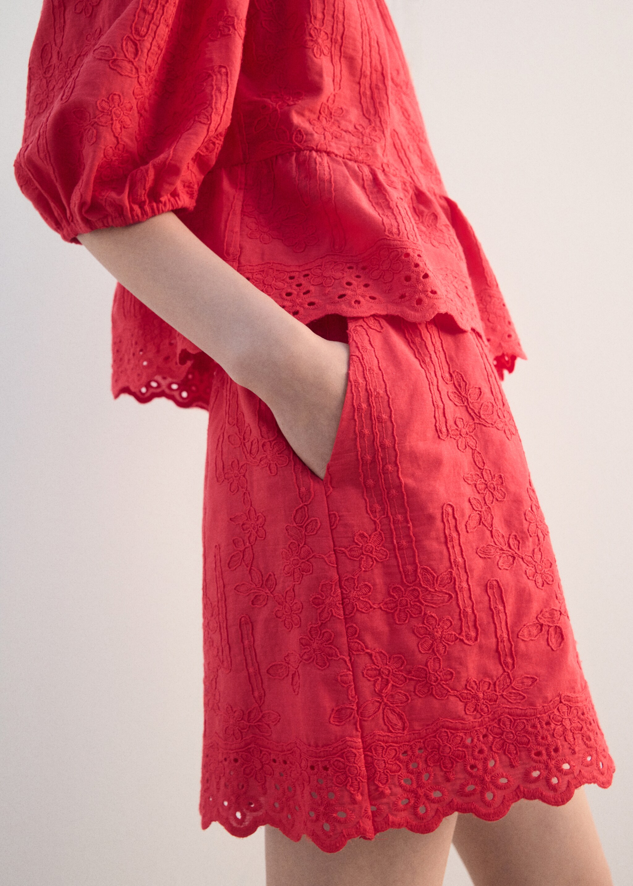 플로럴 자수 쇼츠 - 중간 평면도, 스트로베리. Ref: 27074046-00.