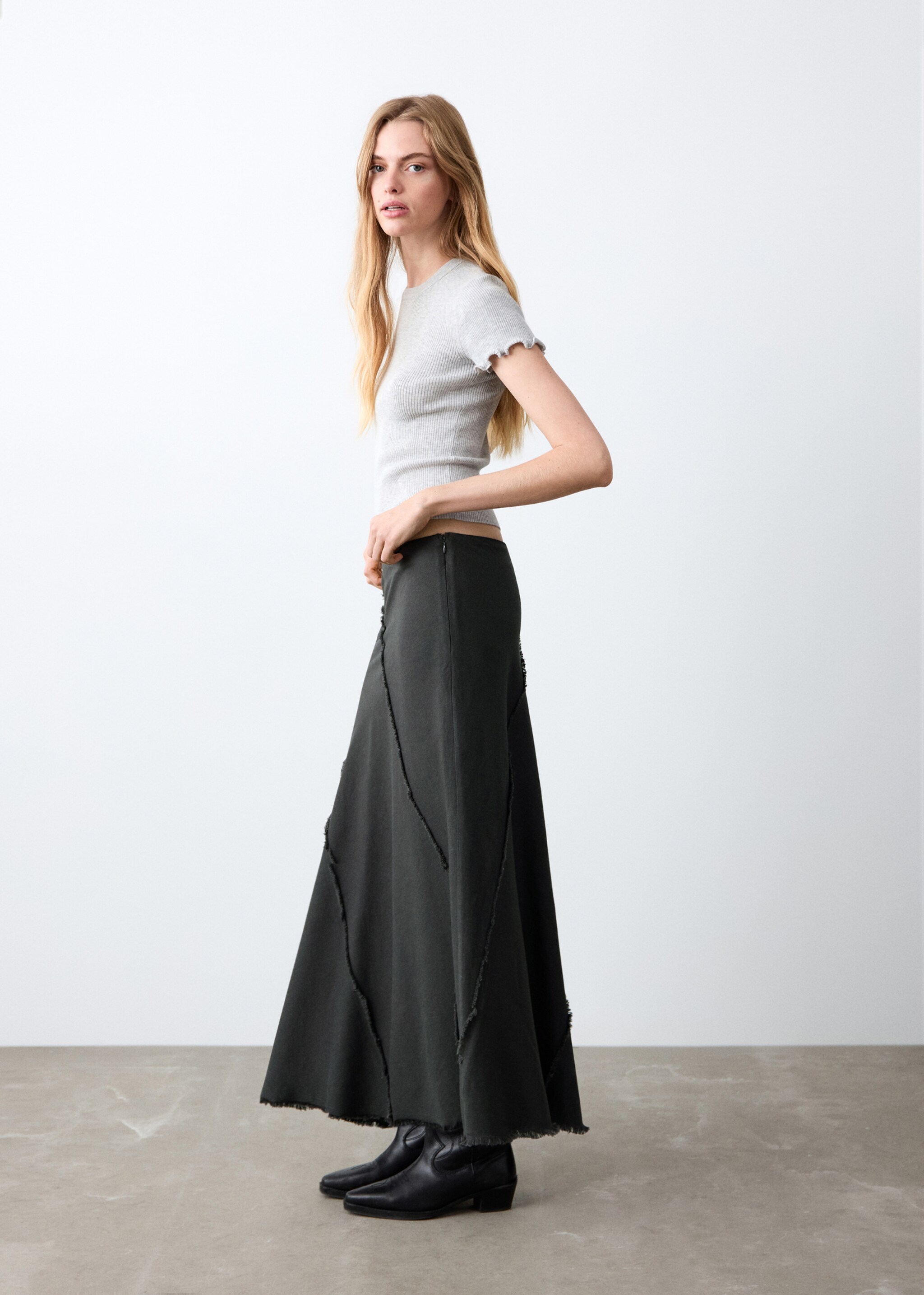 Skirt dust - Medium plane, Charcoal. Ref: 27074050-00.