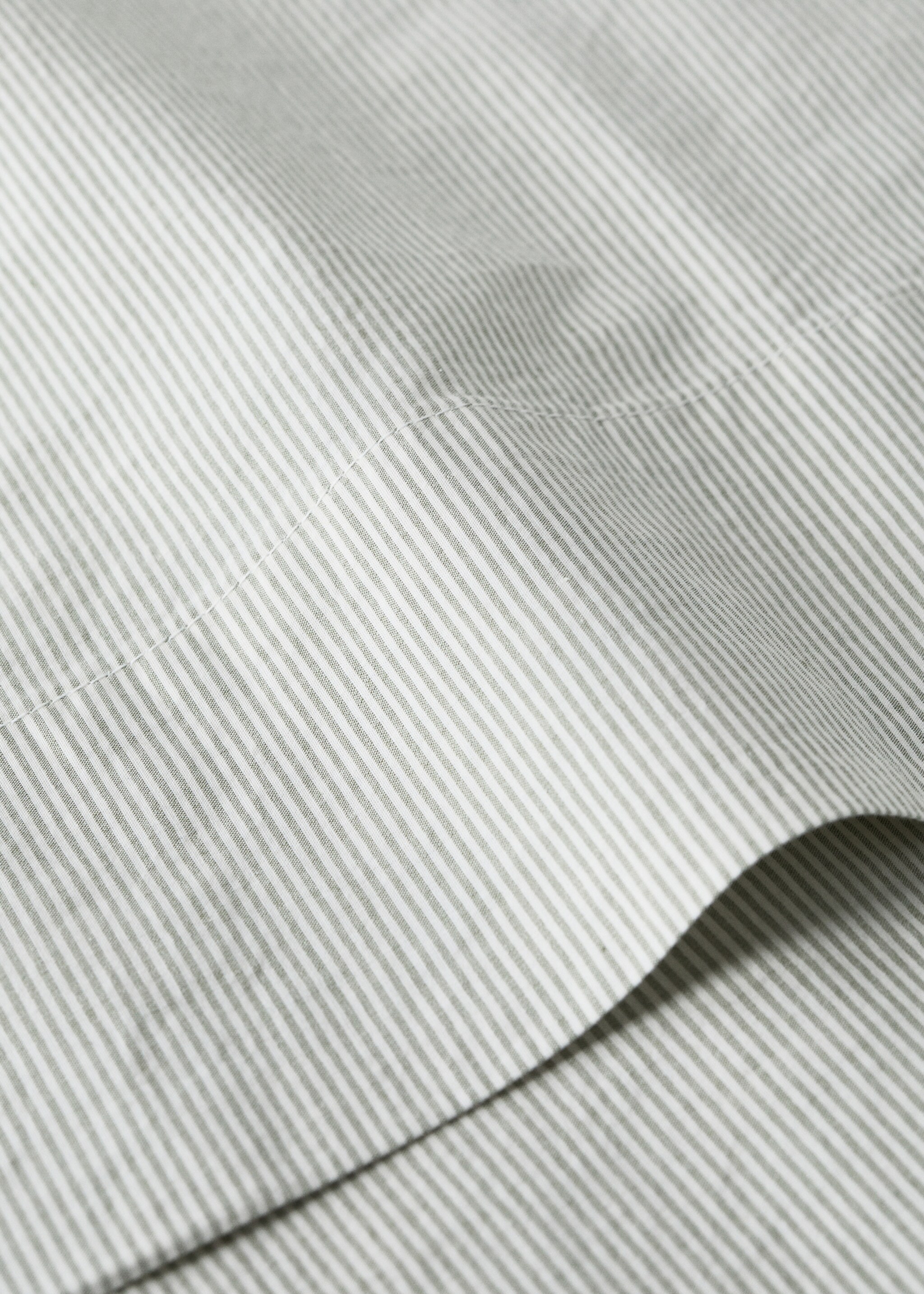 Cot bed top sheet fine striped yarn-dyed cotton - Details of the article 1, Pastel Green. Ref: 27074056-00.