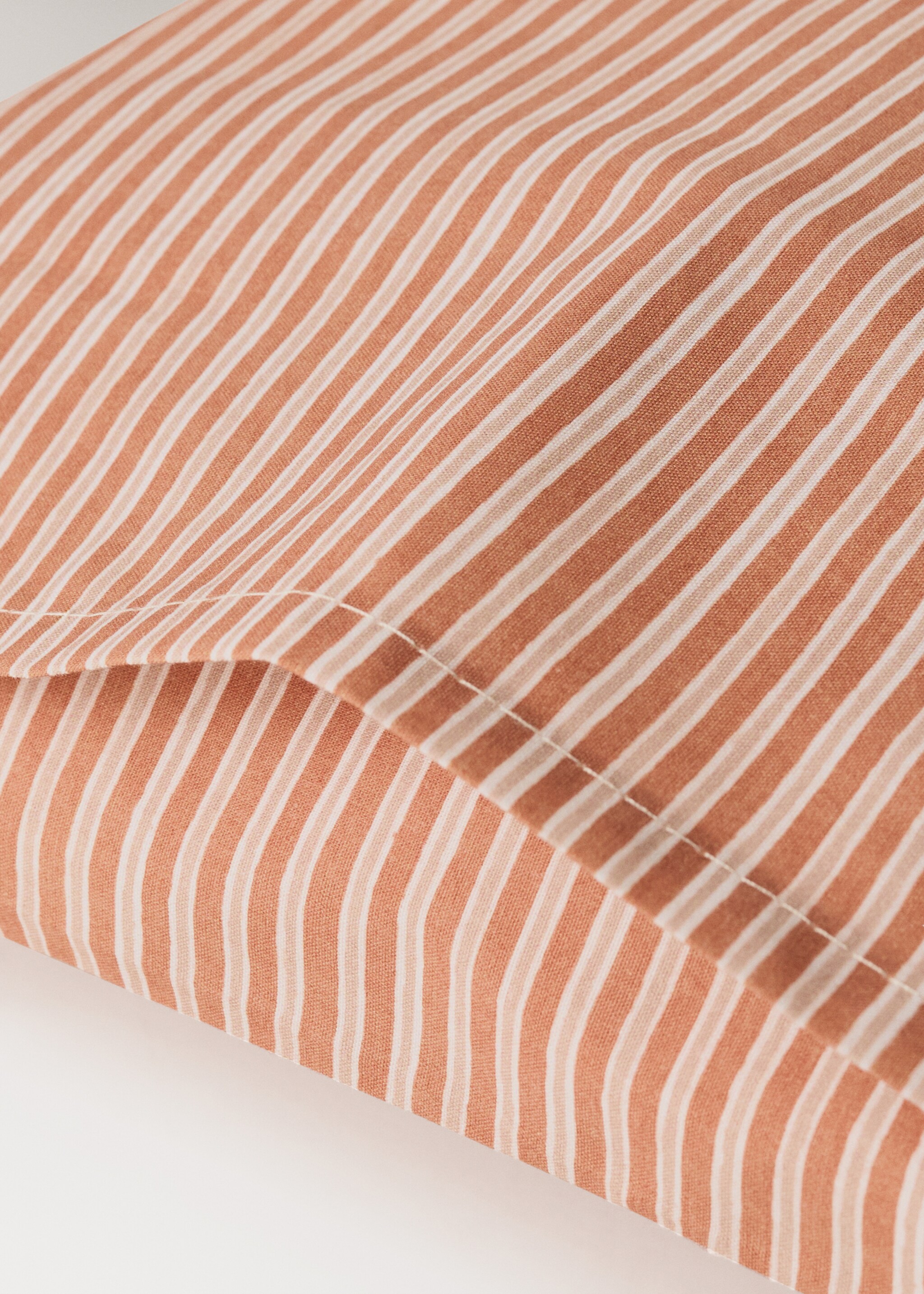 Cot bed pillowcase in cotton percale stripes - Details of the article 2, Russet. Ref: 27074060-00.