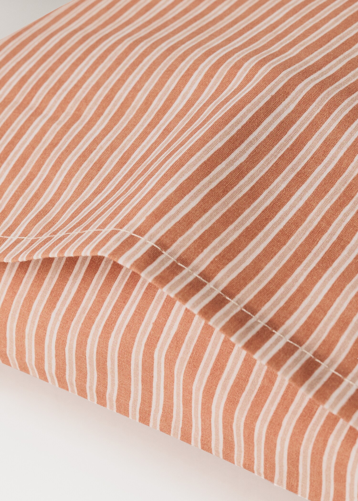 Cot bed pillowcase in cotton percale stripes - Details of the article 2