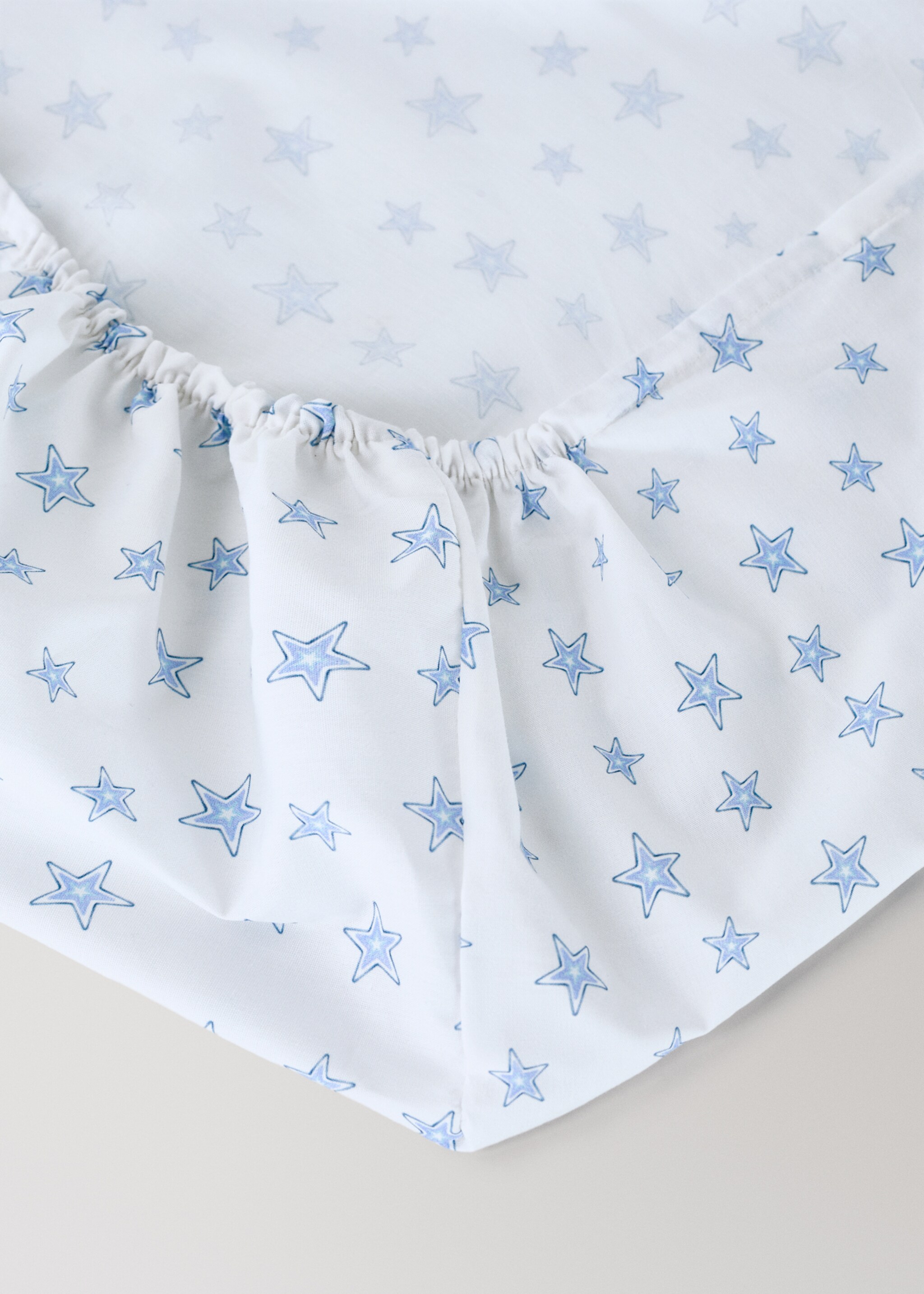 Mini cot fitted sheet in star-patterned percale cotton - Details of the article 1, Blue. Ref: 27074061-00.