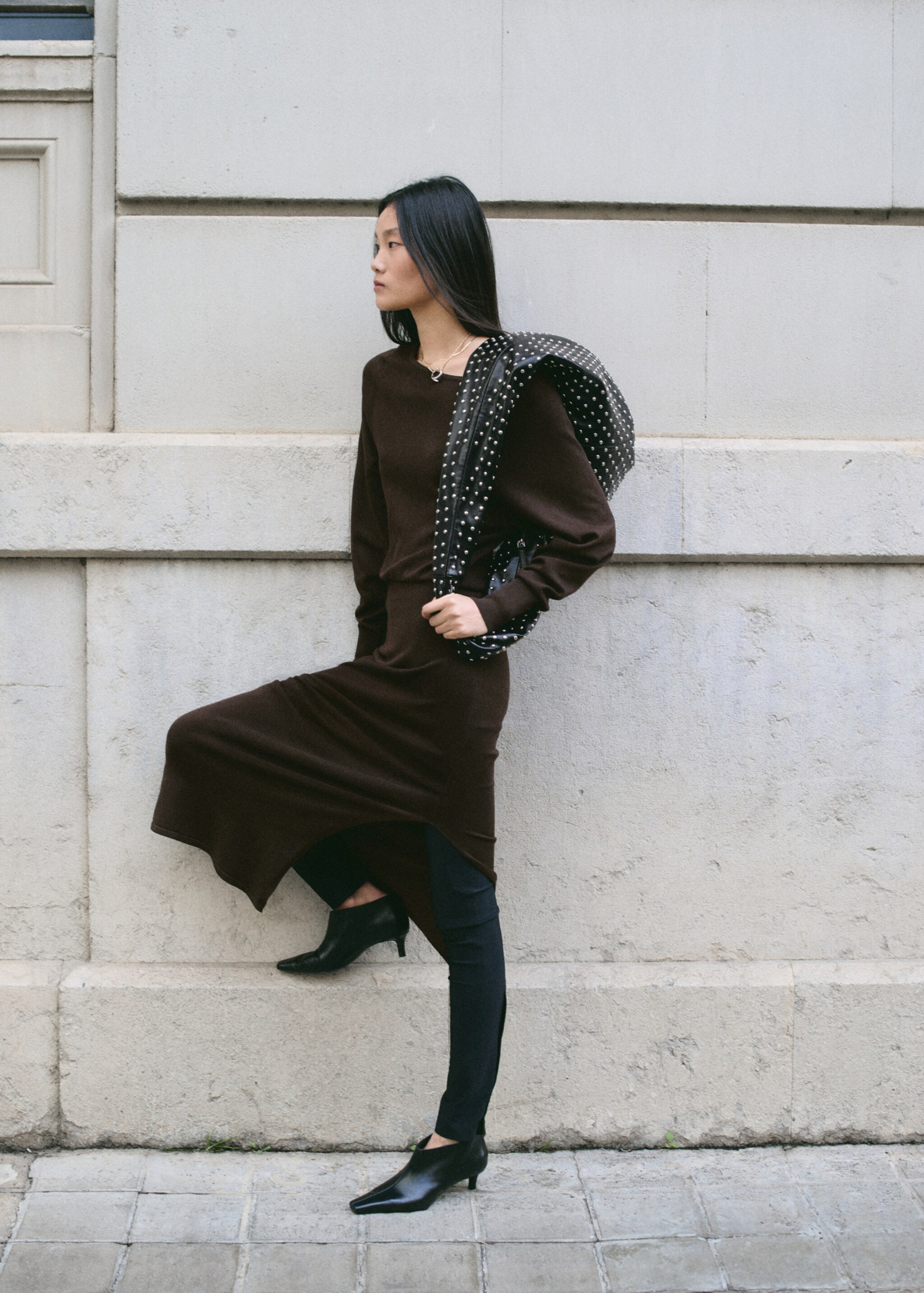 فستان محبوك ناعم بقصة إيفازيه - تفاصيل المنتج 1, شوكولاتة. Ref: 27074083-00.