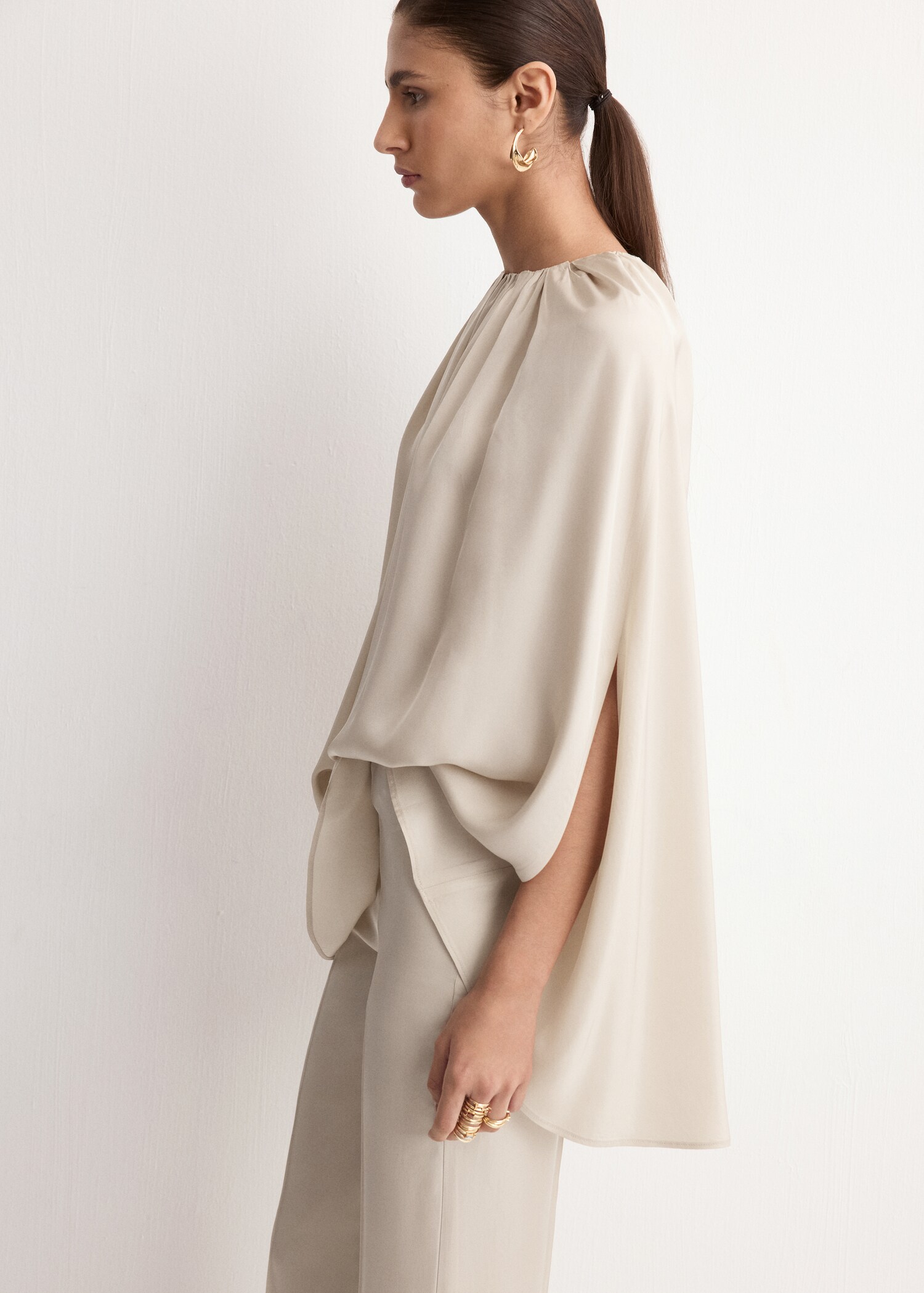 Blouse with slits and ruched neckline - Medium plane