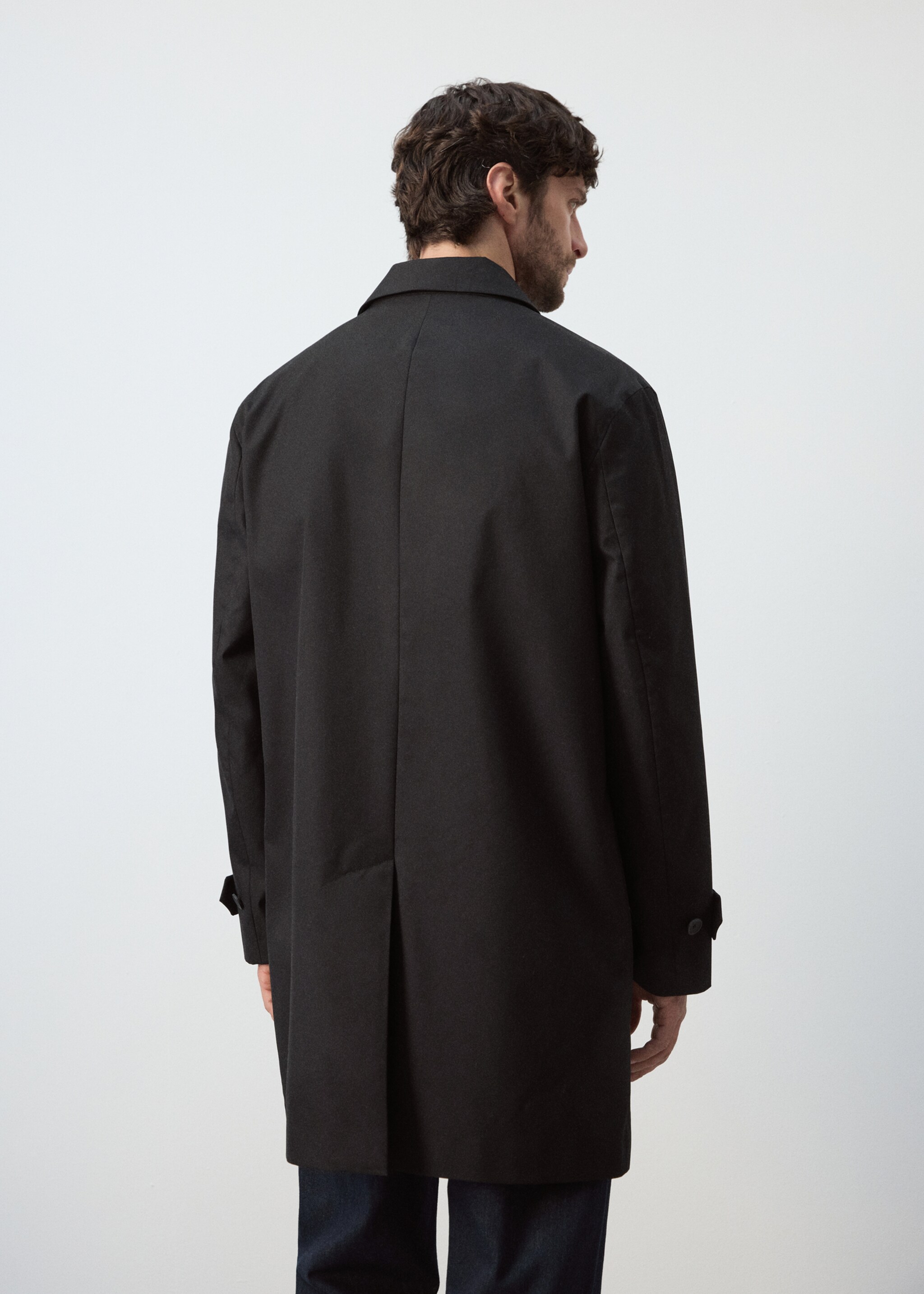Water-repellent gabardine with pockets - Reverse of the article, Black. Ref: 27074405-00.