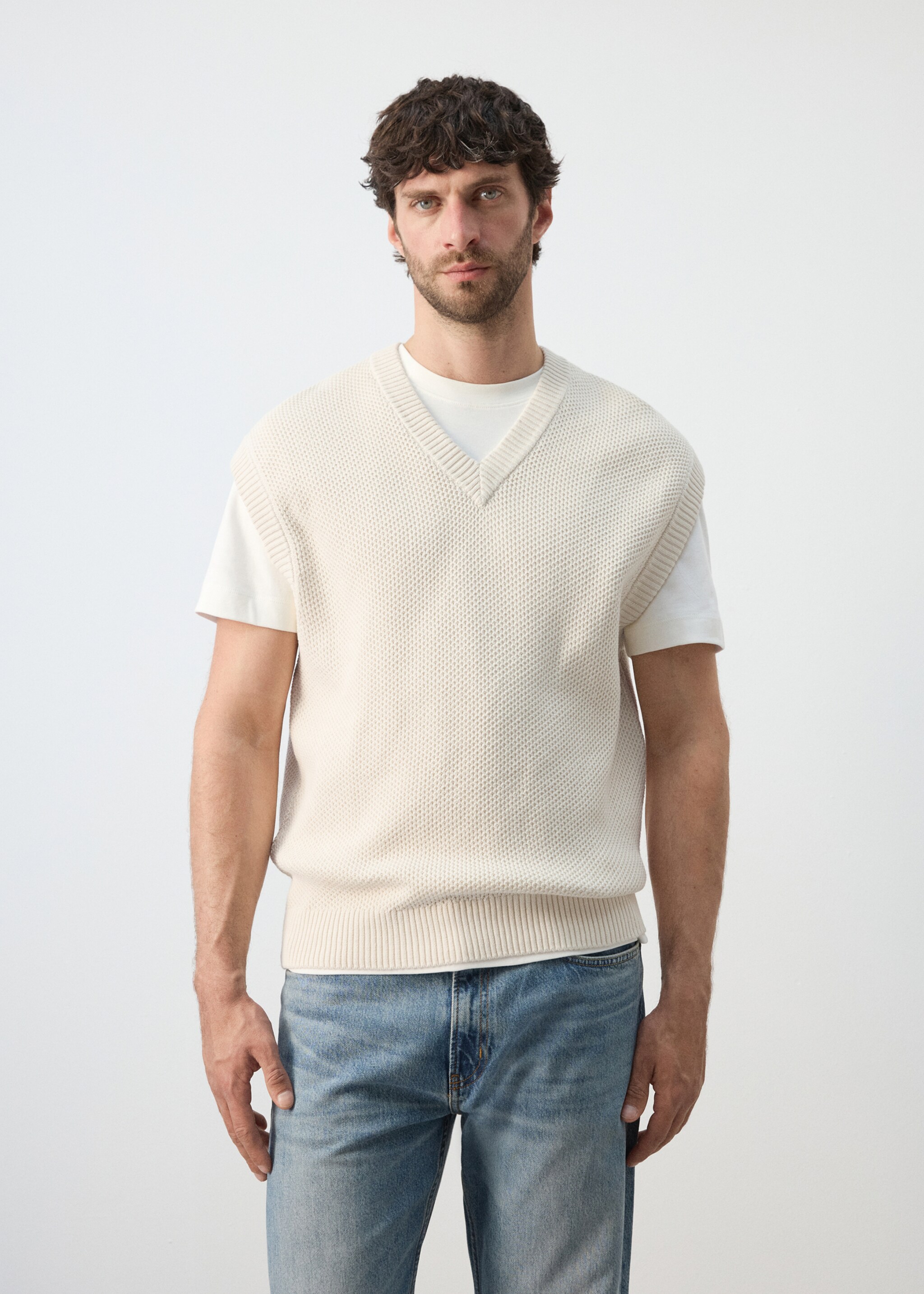 Mikro yapılı triko yelek - Orta plan, Ekrü. Ref: 27074431-00.