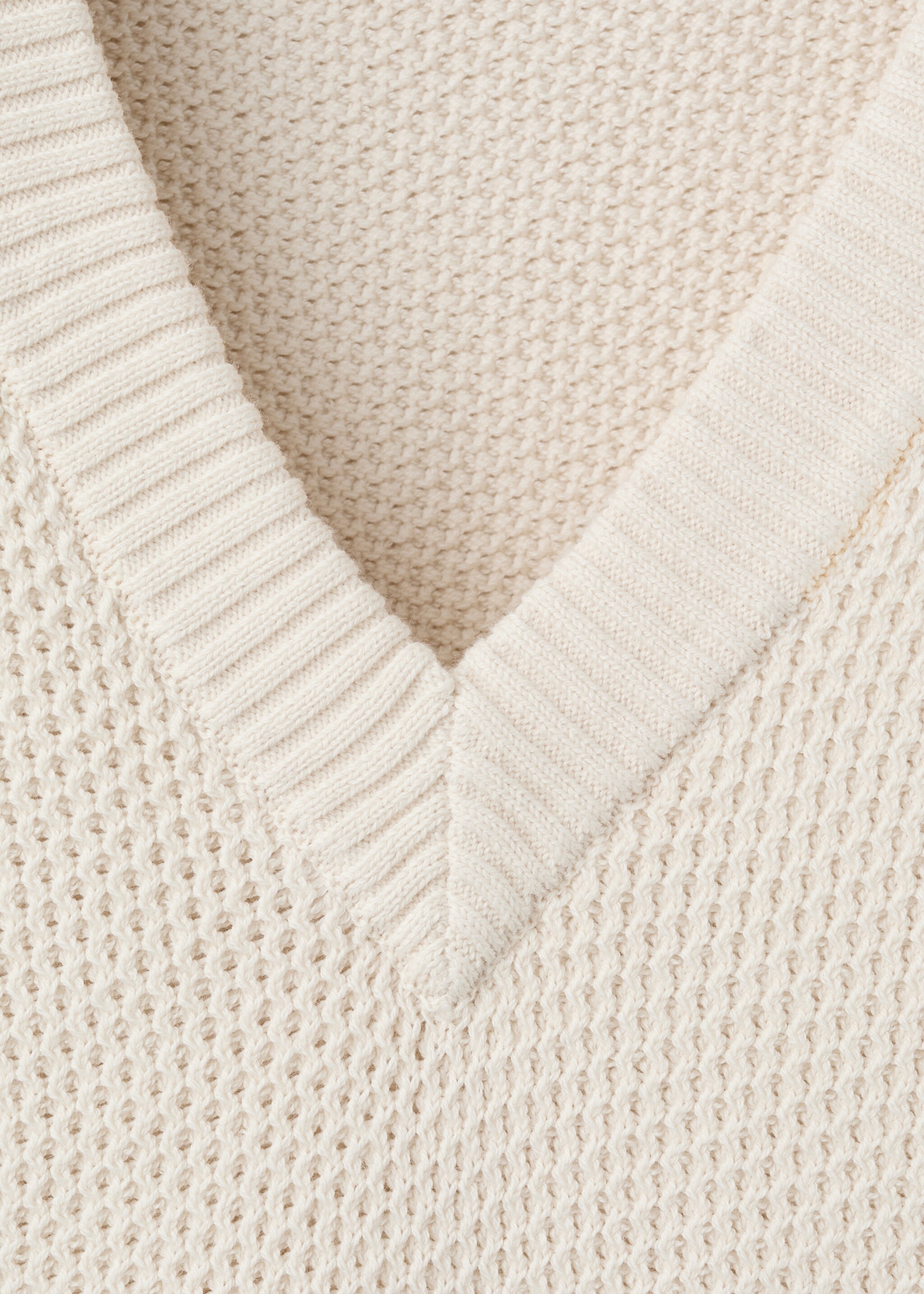 Microstructure knit gilet - Details of the article 8, Ecru. Ref: 27074431-00.