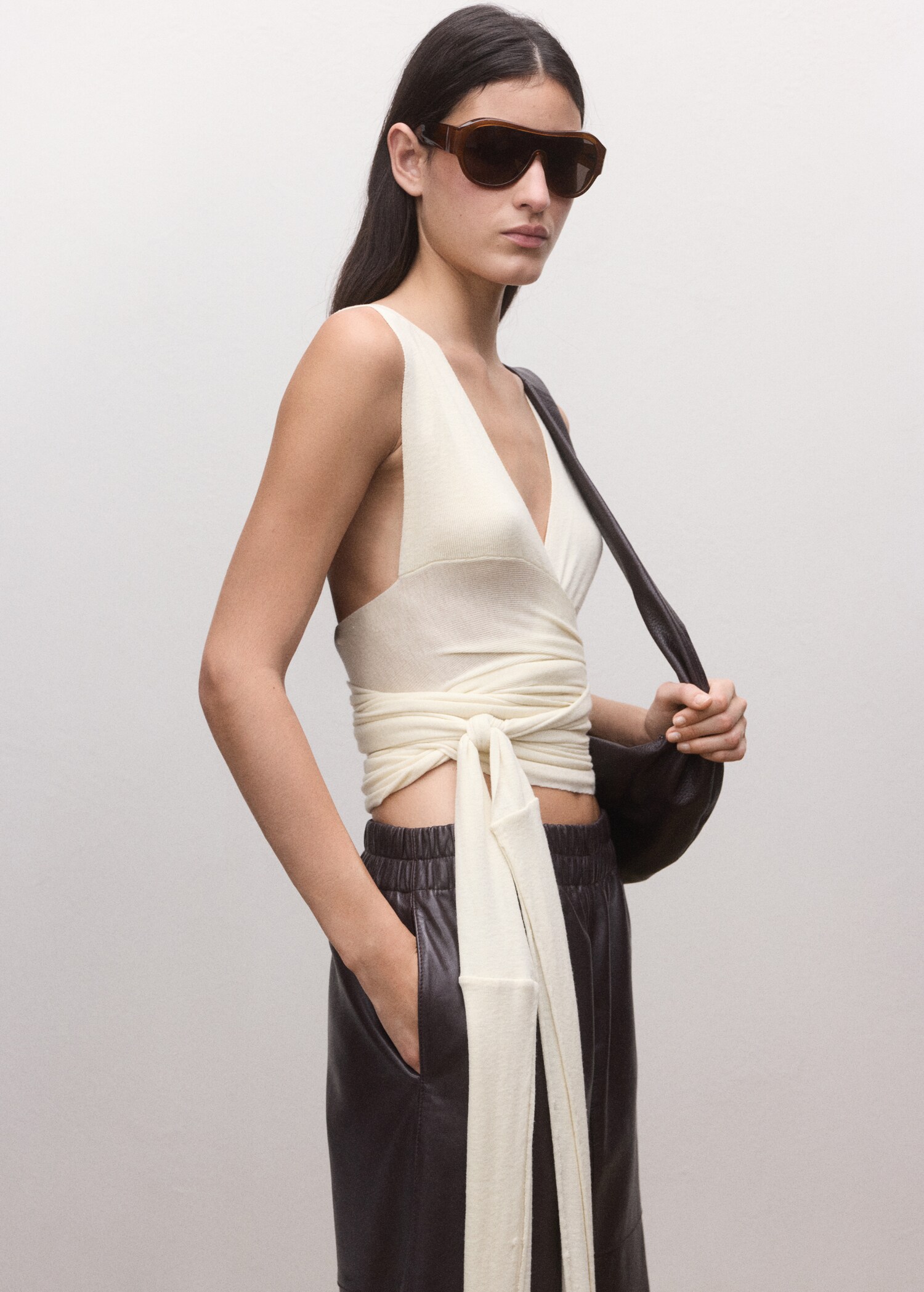 Wool V-neck top with knot detail - Medium plane