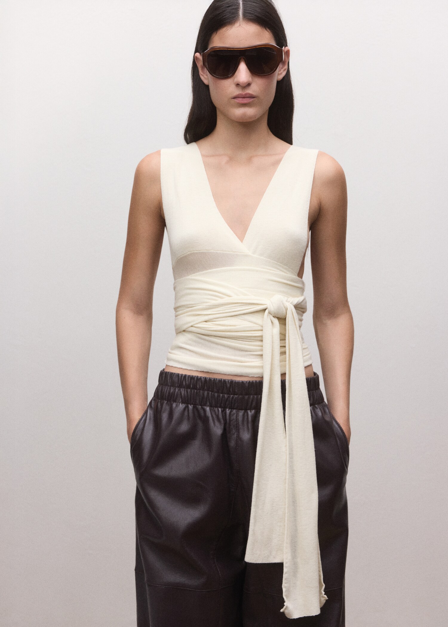 Wool V-neck top with knot detail - Details of the article 2