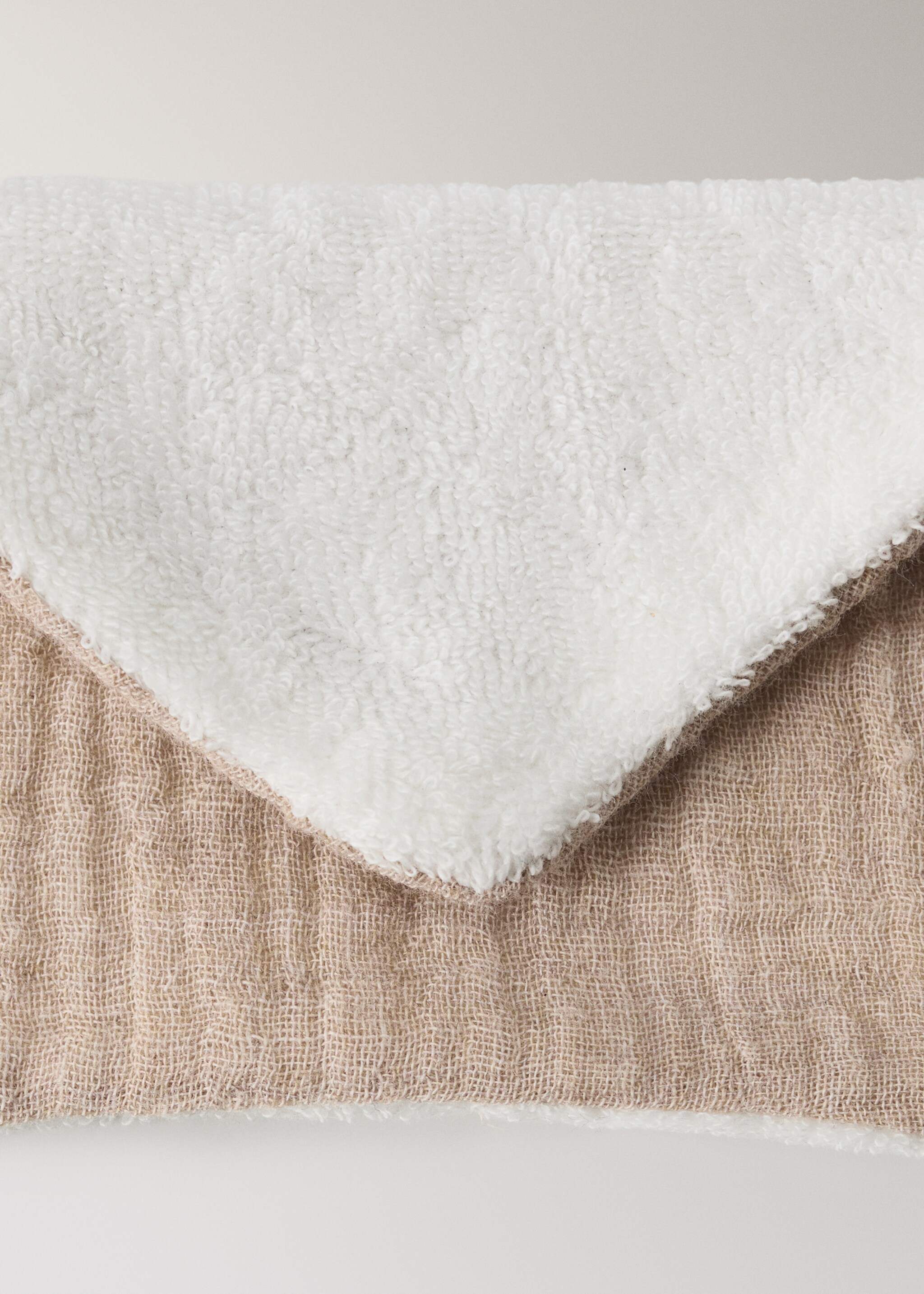 Cotton gauze bib - Details of the article 2, Beige. Ref: 27074787-00.