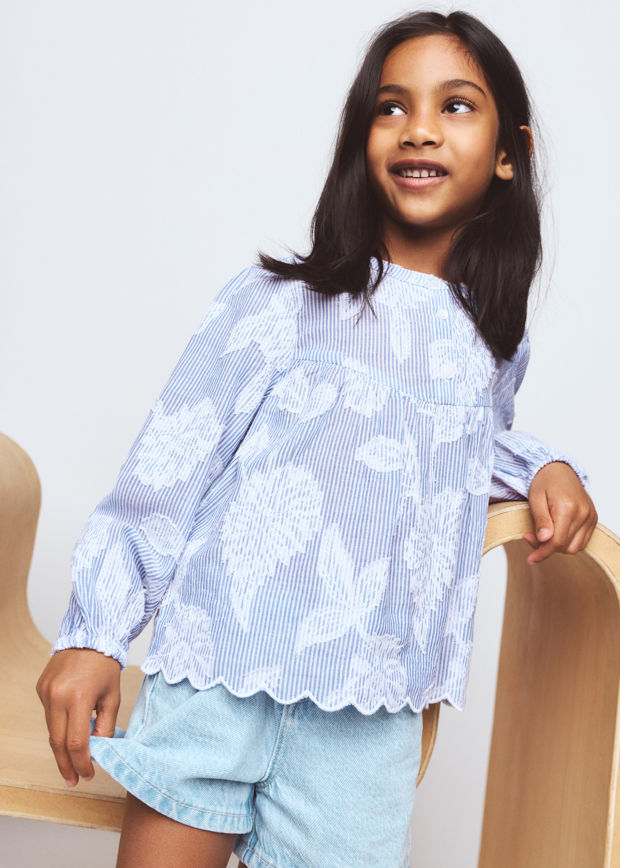 Bluzka z kwiatowym haftem - Plan średni, Niebieski (chińska porcelana). Ref: 27075145-00.