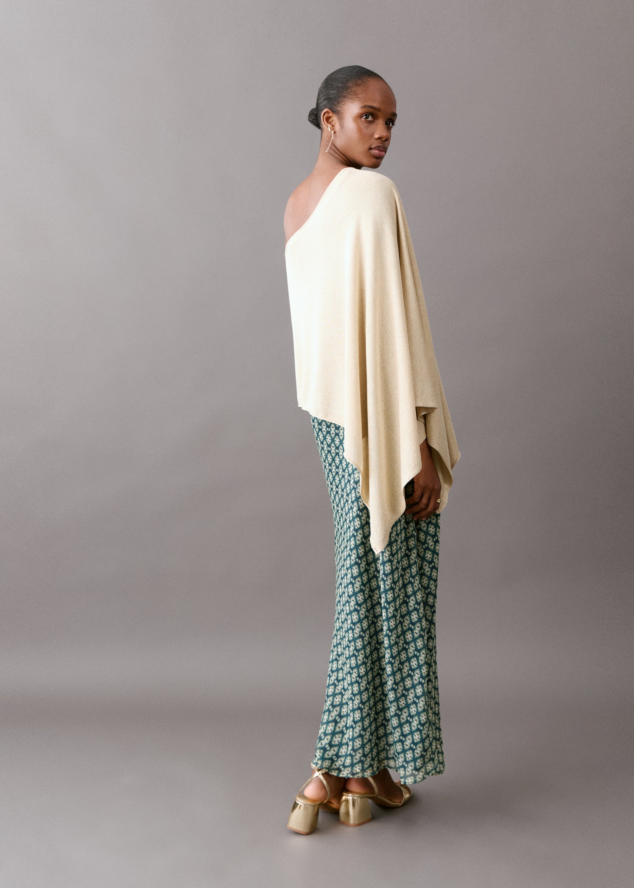 Asymmetrisches Strick-Cape - Rückseite des Artikels, Gold. Ref: 27075812-00.